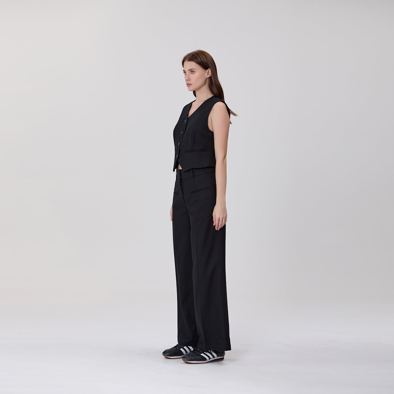 Gilet tailleur court sans manches à boutons