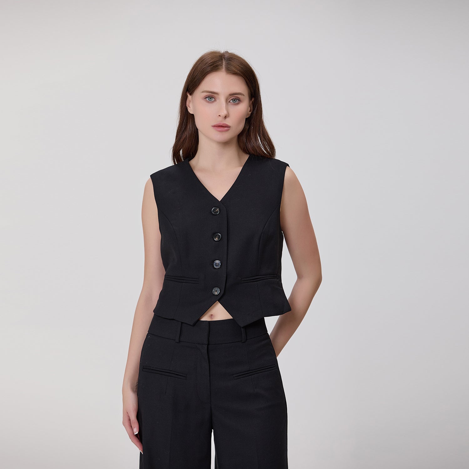 Gilet tailleur court sans manches à boutons