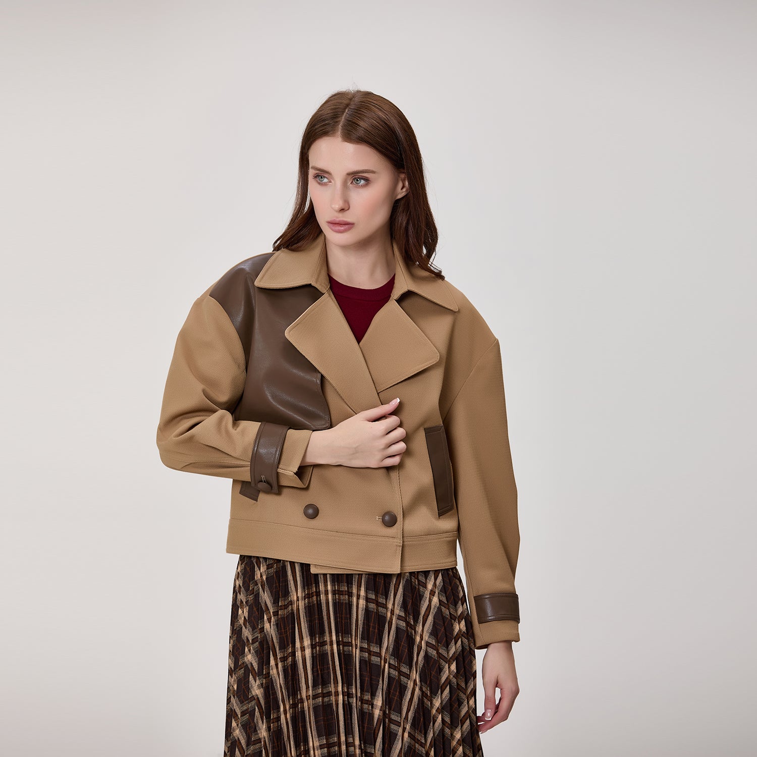Veste trench courte croisée à empiècements contrastés