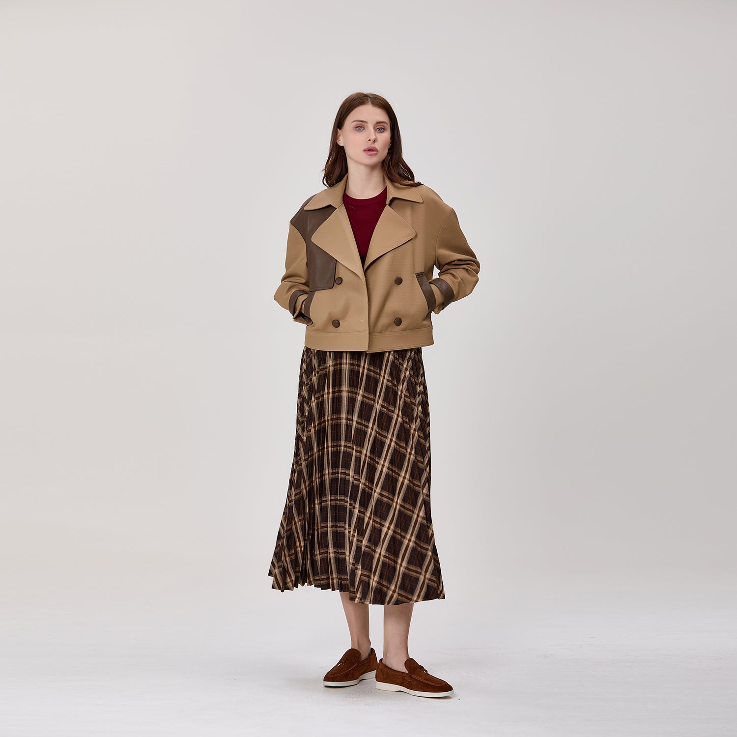 Veste trench courte croisée à empiècements contrastés