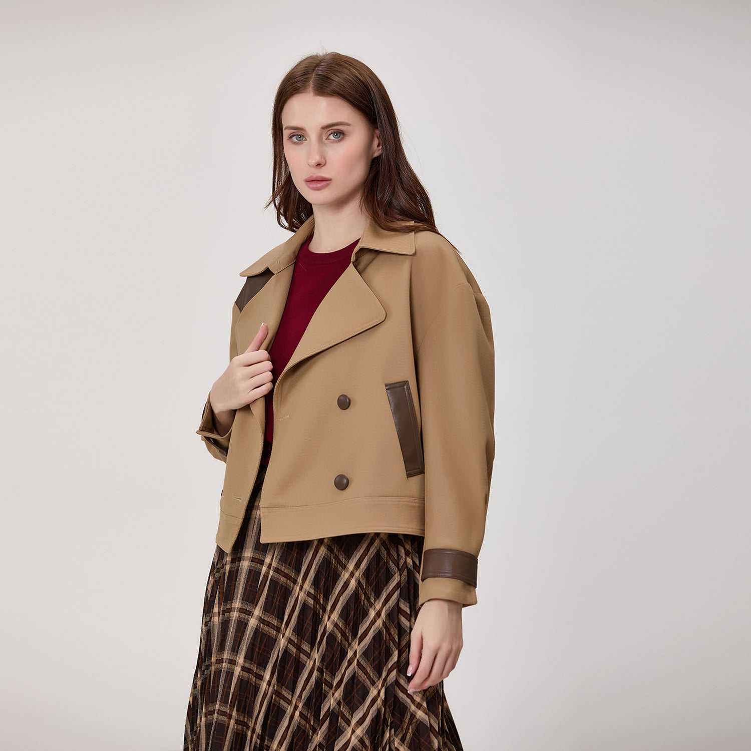Veste trench courte croisée à empiècements contrastés