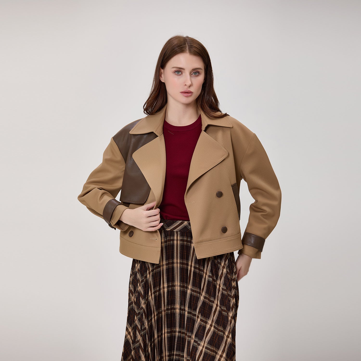 Veste trench courte croisée à empiècements contrastés