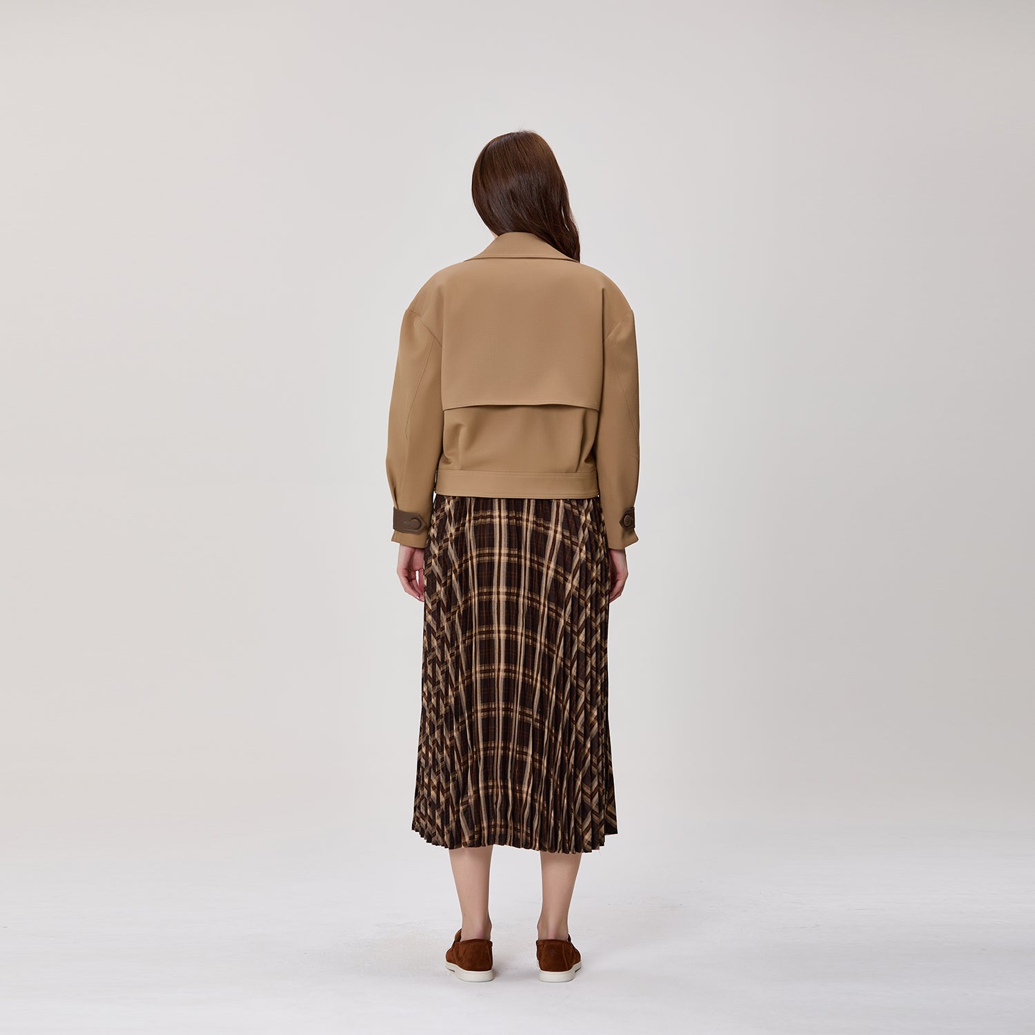 Veste trench courte croisée à empiècements contrastés