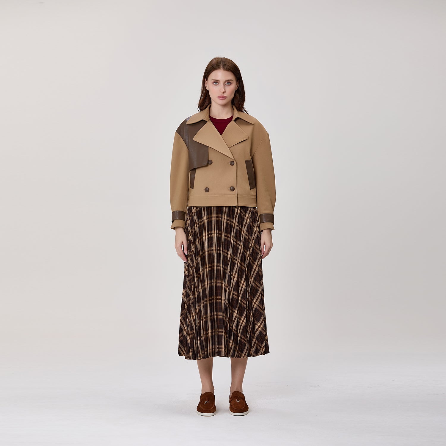 Veste trench courte croisée à empiècements contrastés