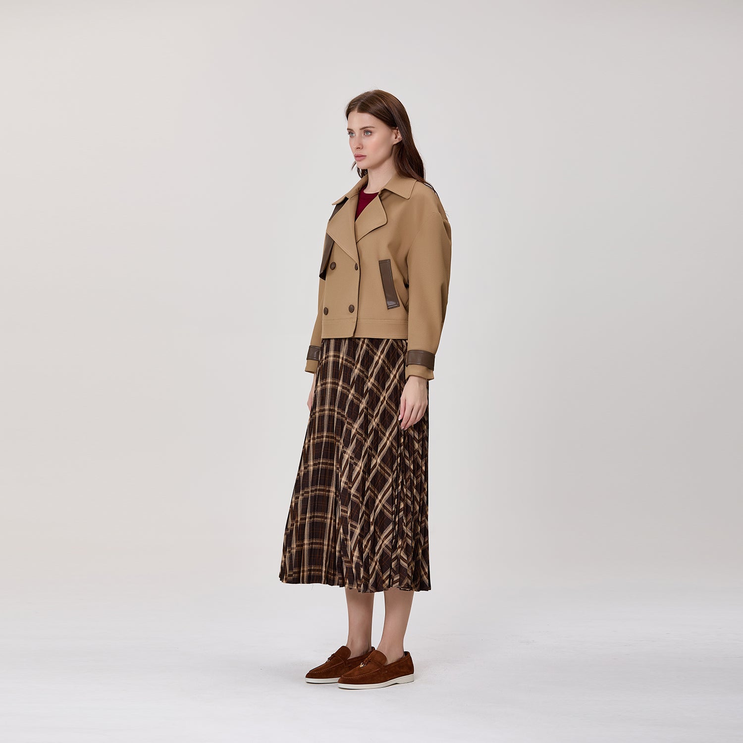 Veste trench courte croisée à empiècements contrastés