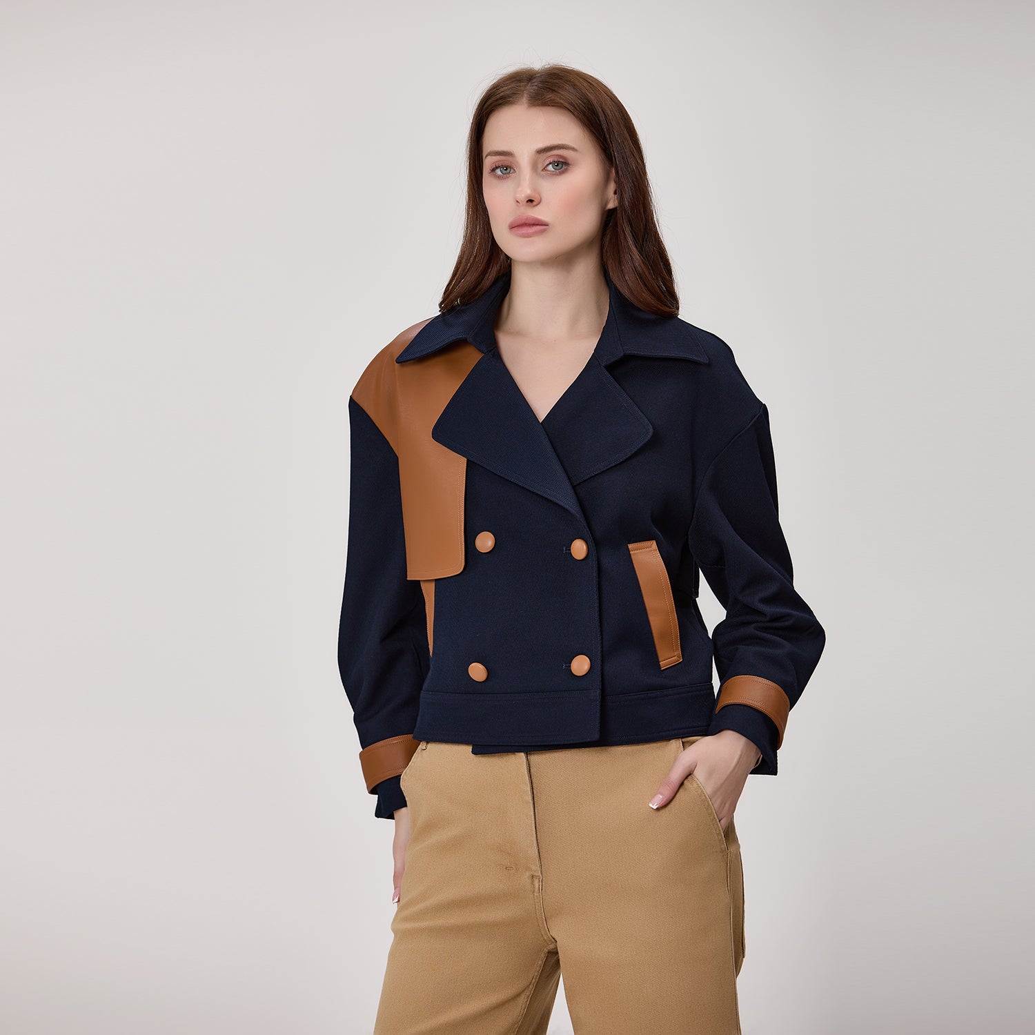 Veste trench courte croisée à empiècements contrastés