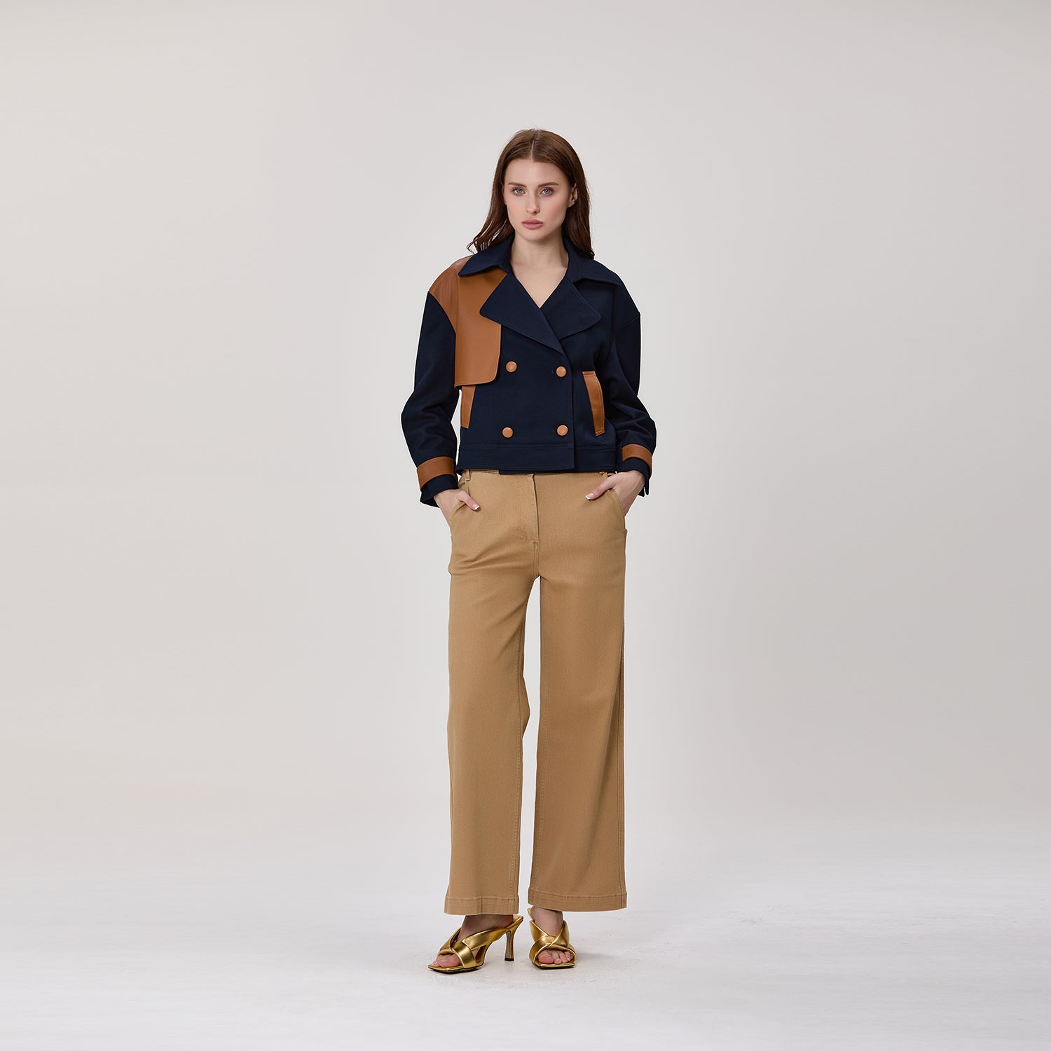Veste trench courte croisée à empiècements contrastés