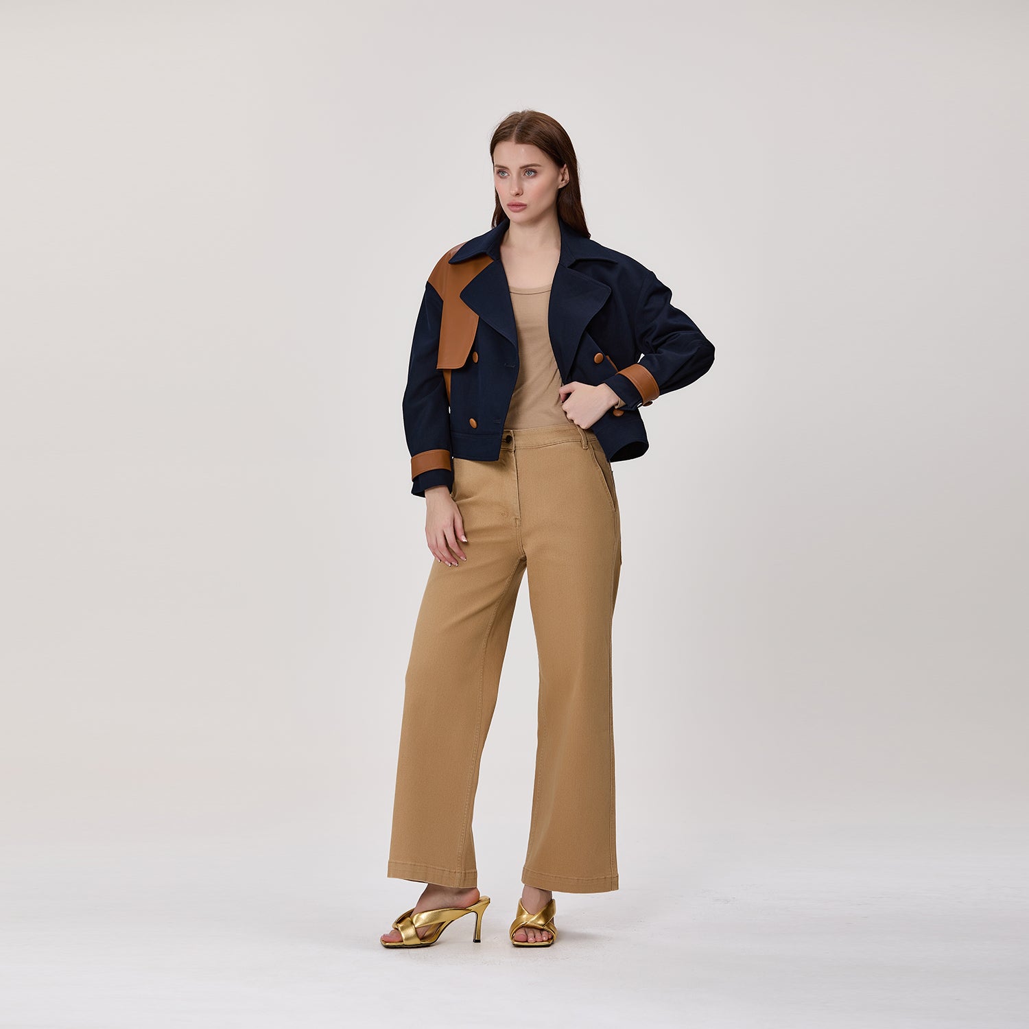 Veste trench courte croisée à empiècements contrastés