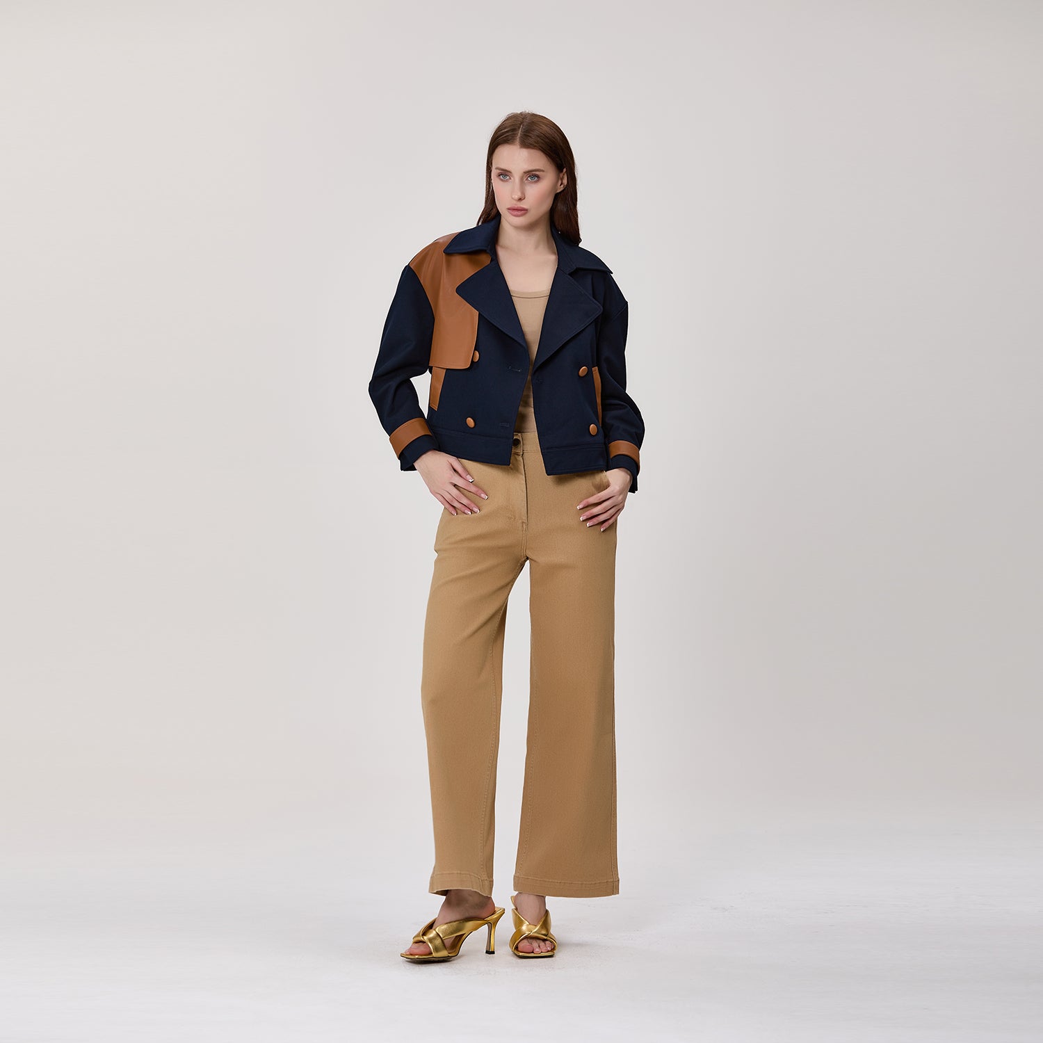 Veste trench courte croisée à empiècements contrastés