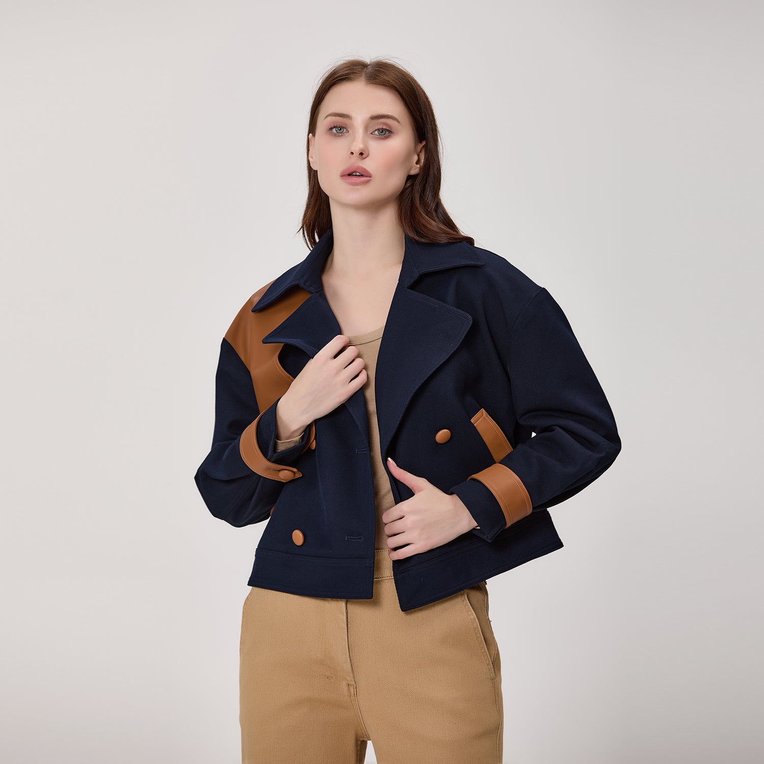 Veste trench courte croisée à empiècements contrastés