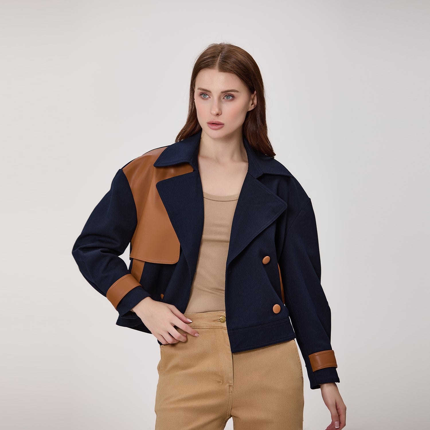 Veste trench courte croisée à empiècements contrastés