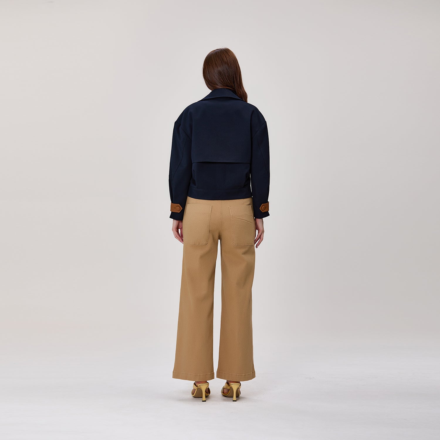 Veste trench courte croisée à empiècements contrastés