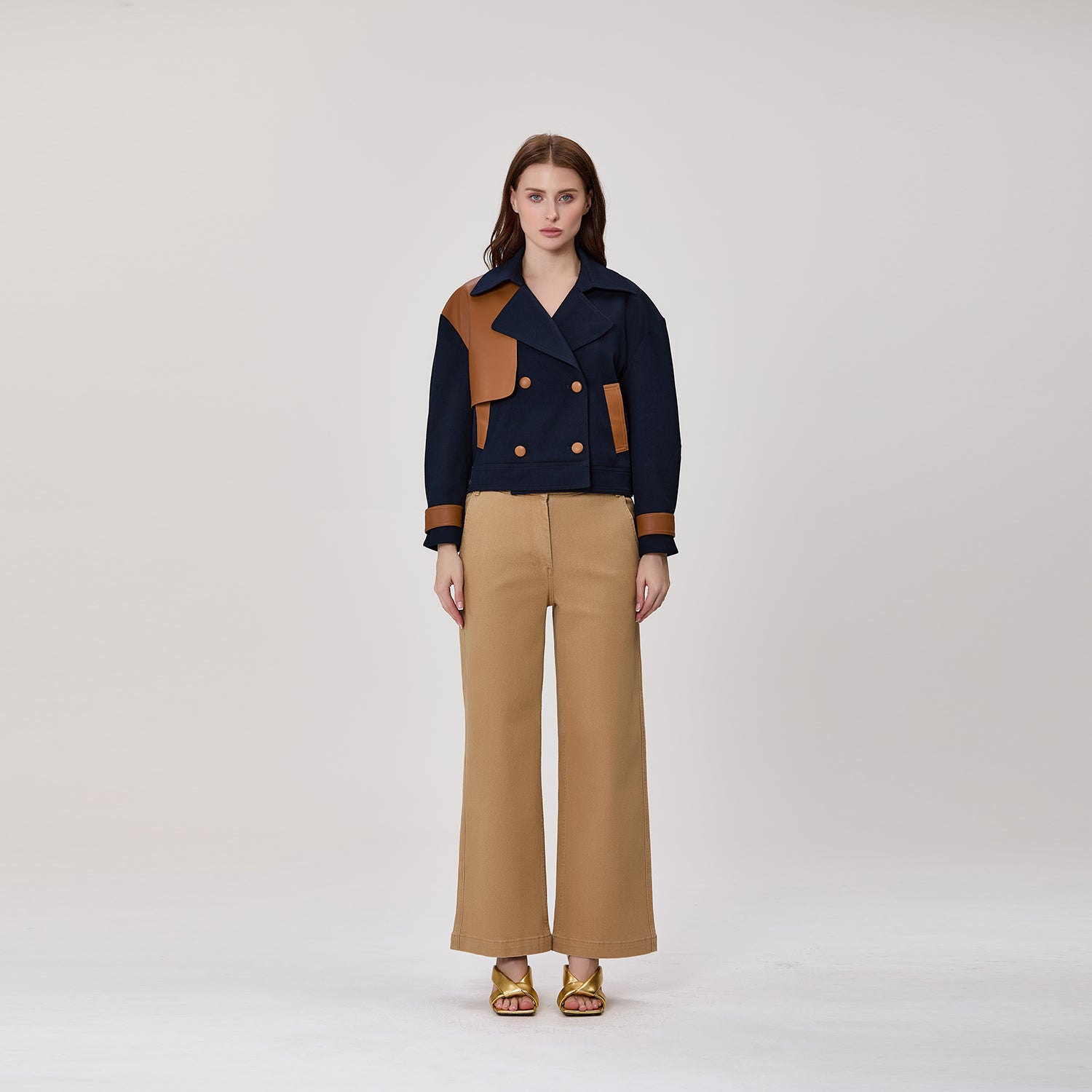Veste trench courte croisée à empiècements contrastés