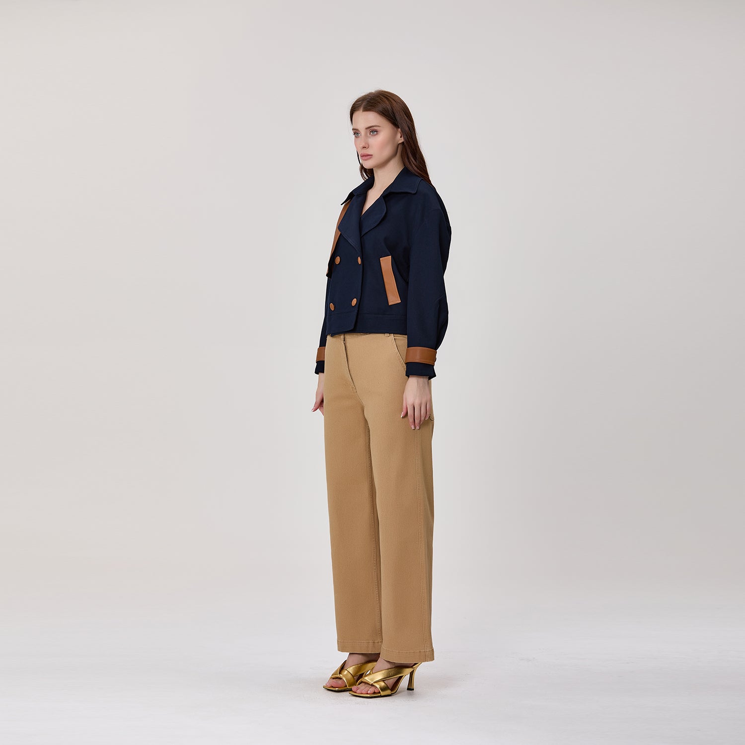 Veste trench courte croisée à empiècements contrastés