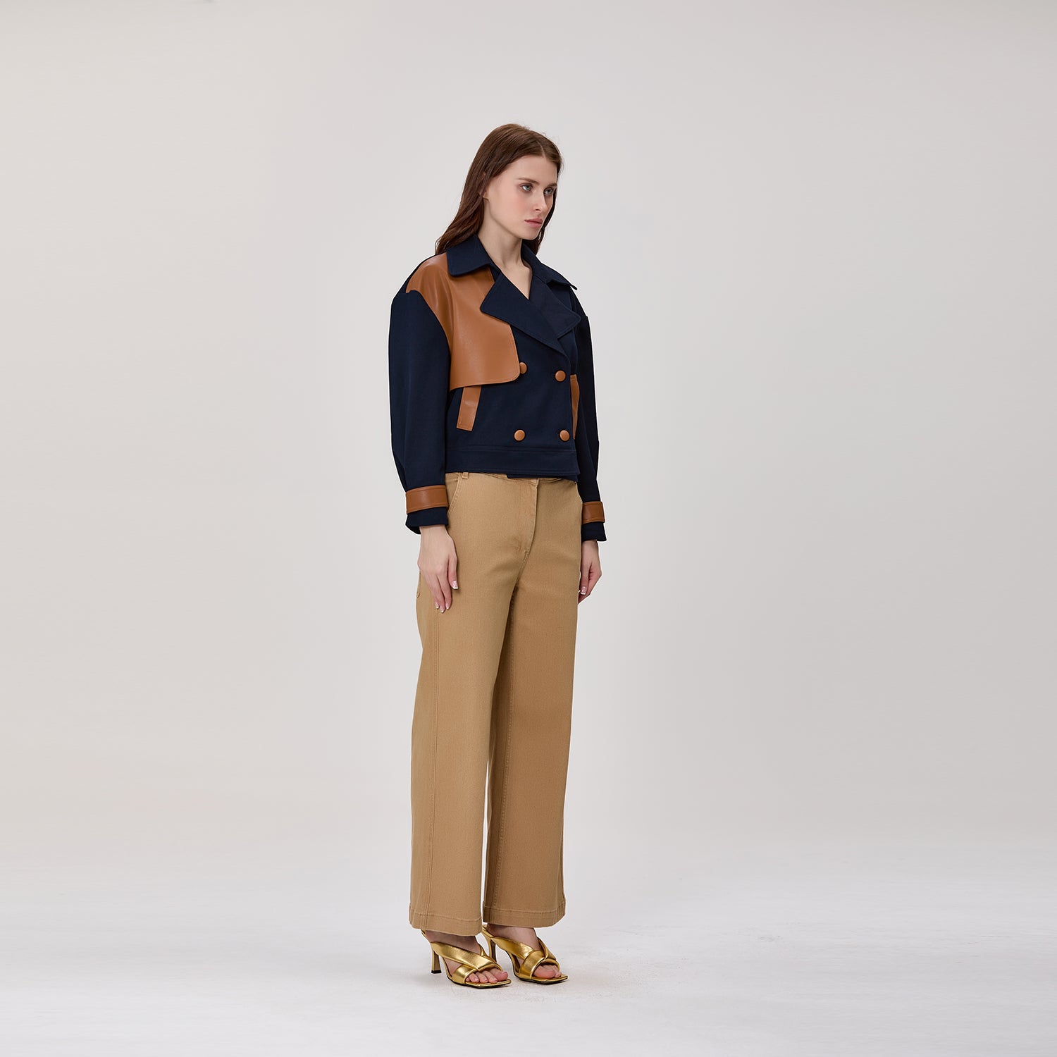 Veste trench courte croisée à empiècements contrastés