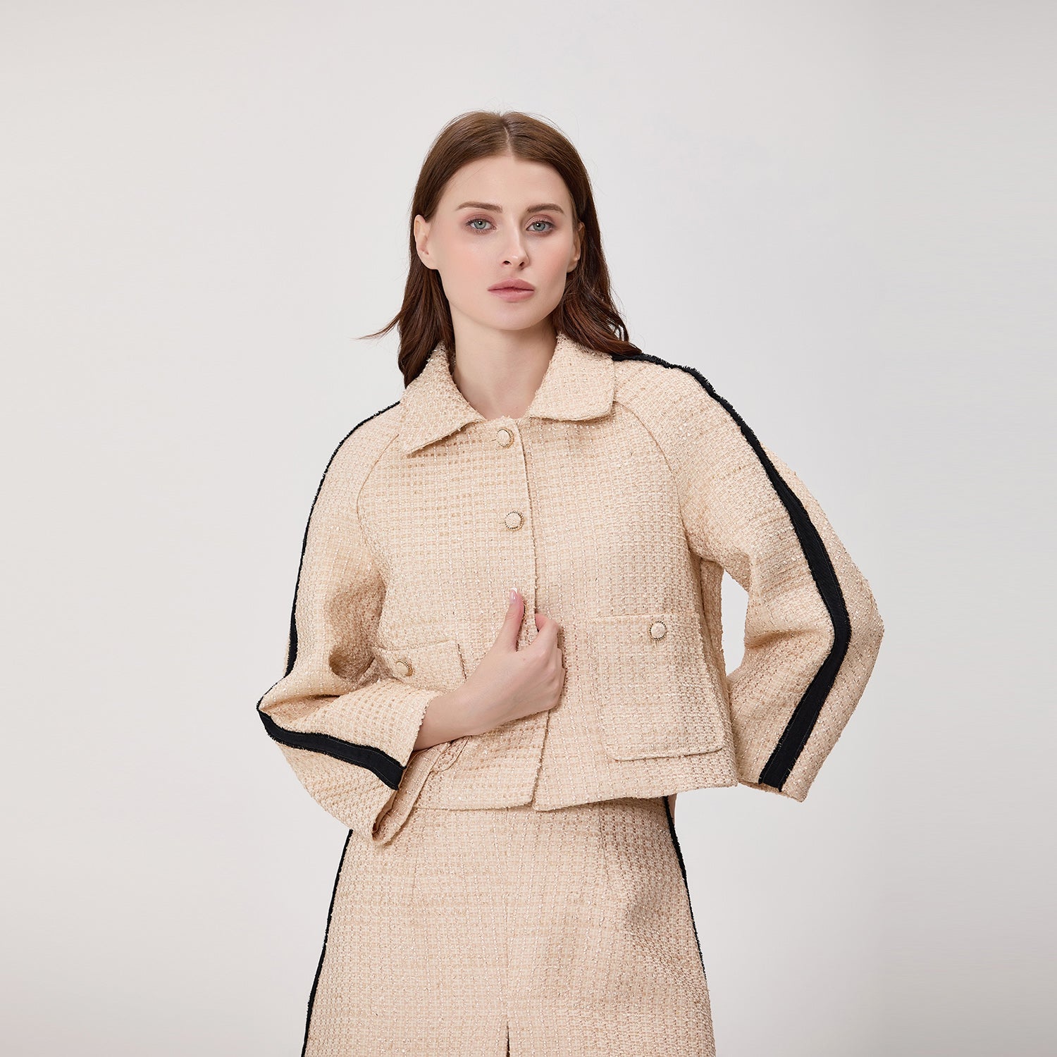 Veste courte en tweed à col chemise et manches contrastées