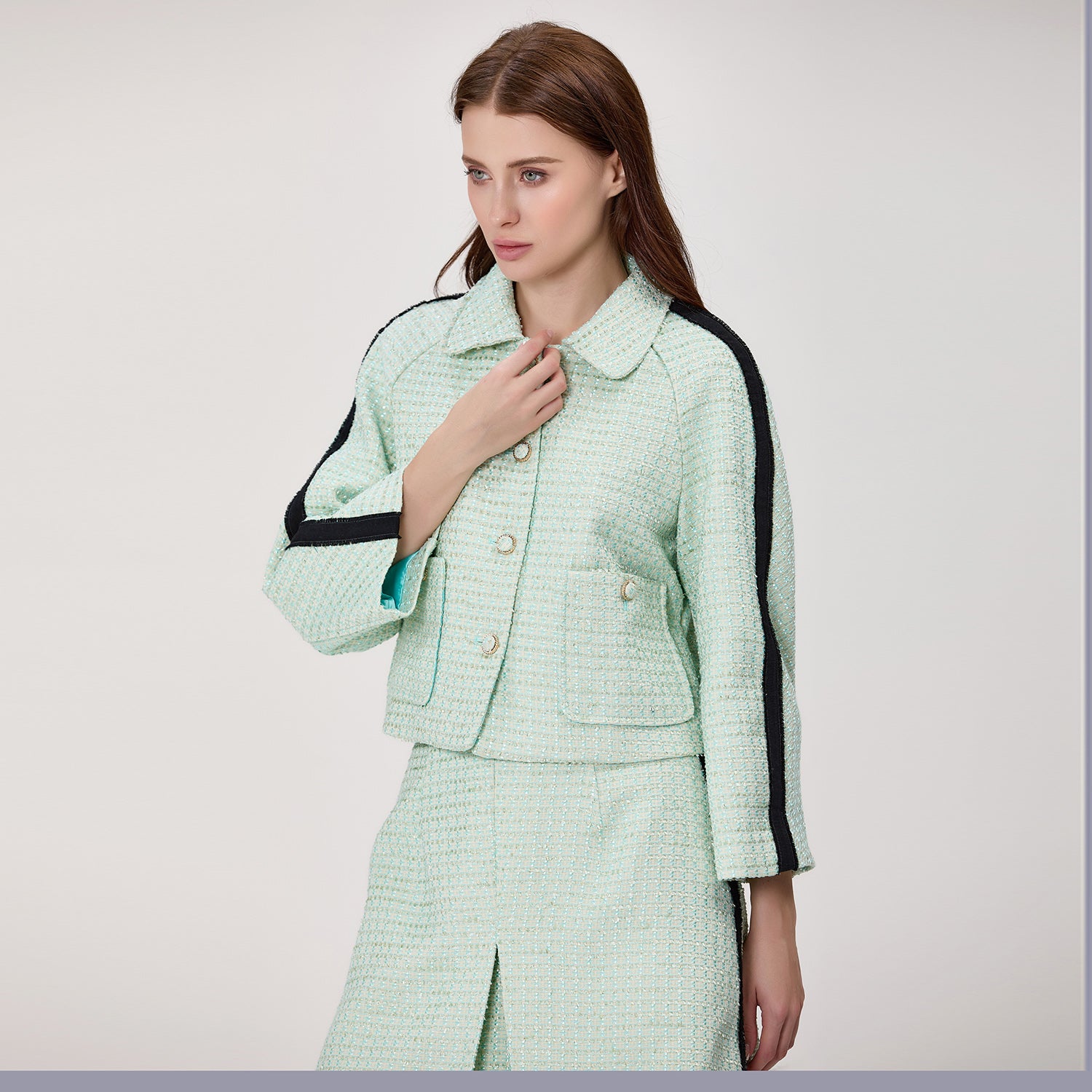 Veste courte en tweed à col chemise et manches contrastées