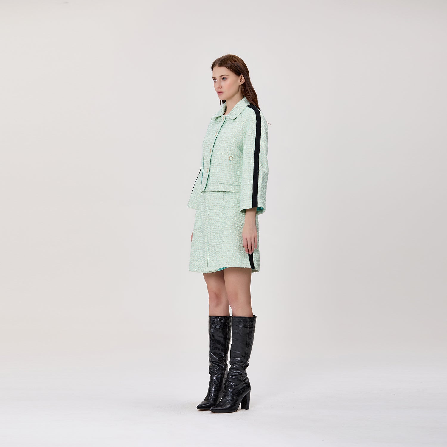 Veste courte en tweed à col chemise et manches contrastées