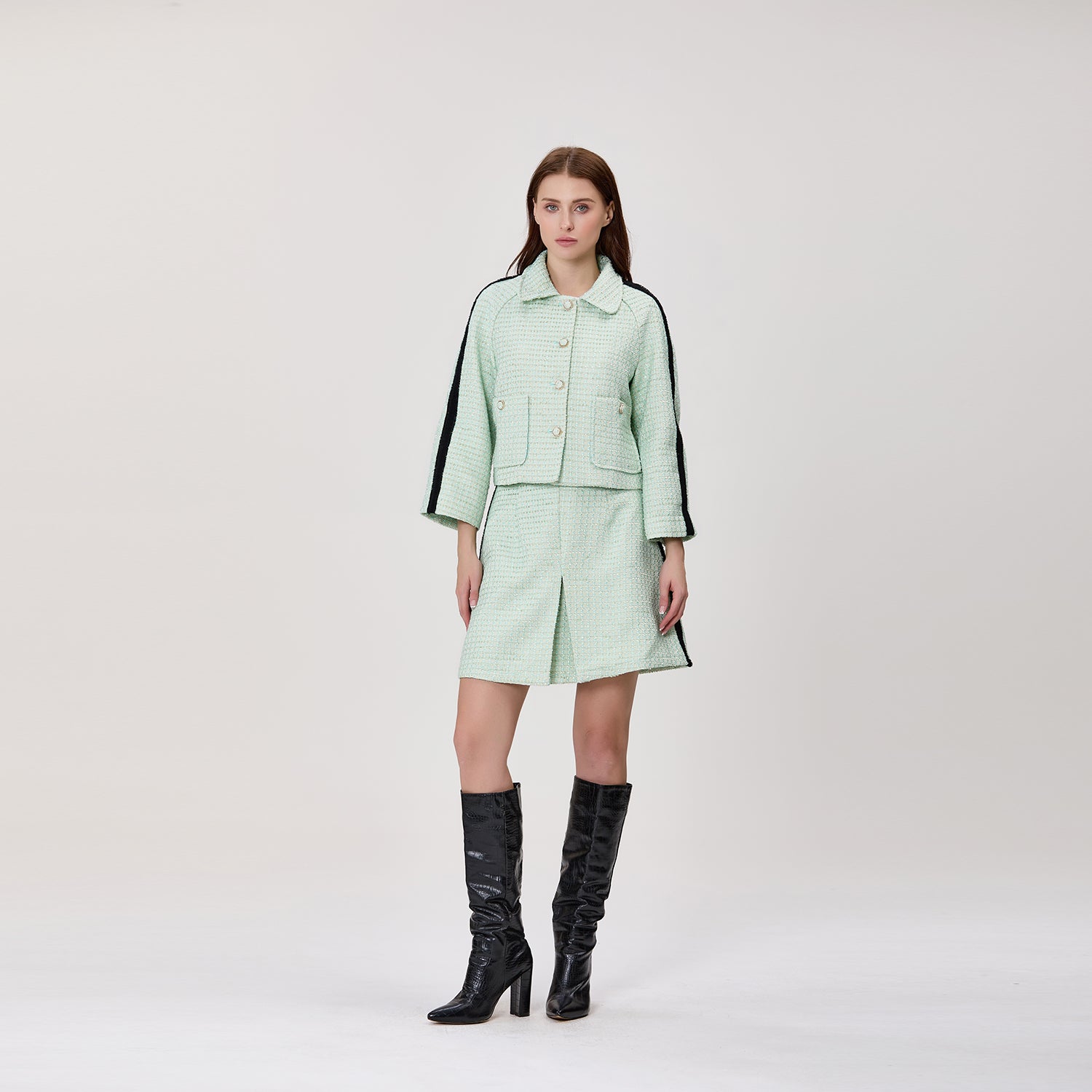Veste courte en tweed à col chemise et manches contrastées
