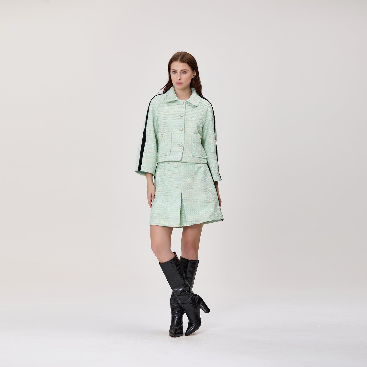 Veste courte en tweed à col chemise et manches contrastées