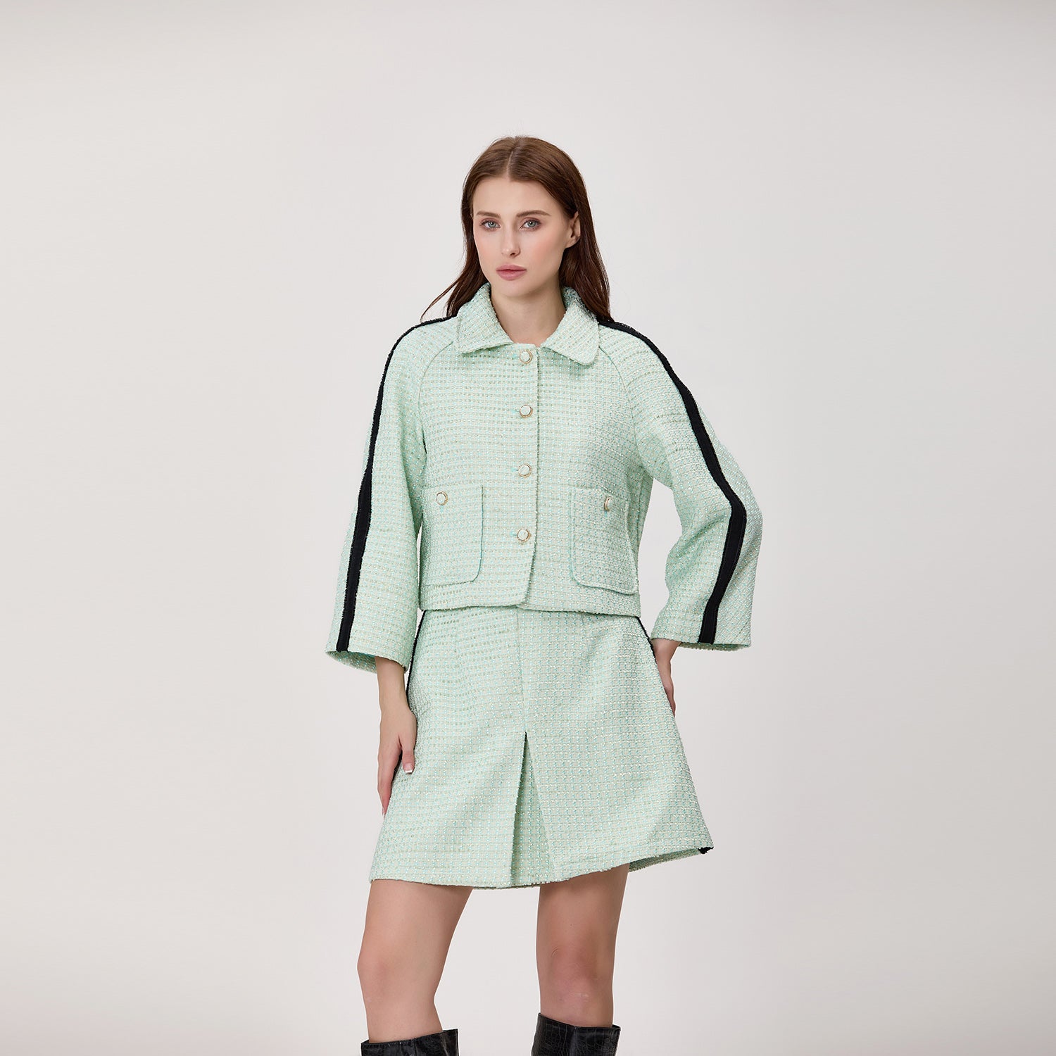 Veste courte en tweed à col chemise et manches contrastées