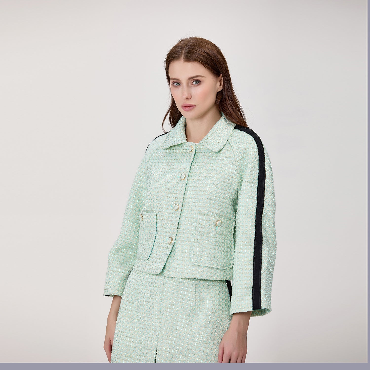 Veste courte en tweed à col chemise et manches contrastées