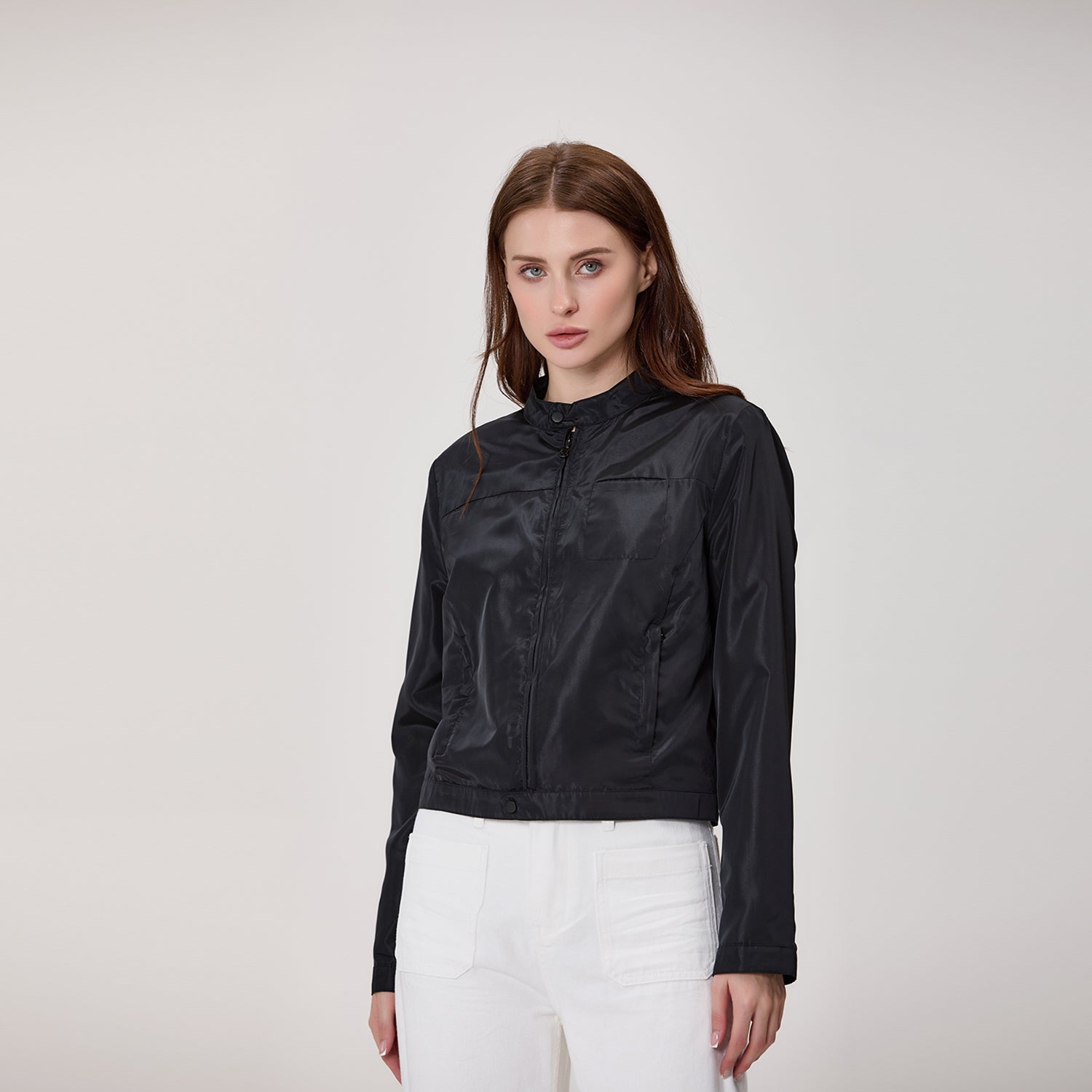 Blouson court zippé à col montant