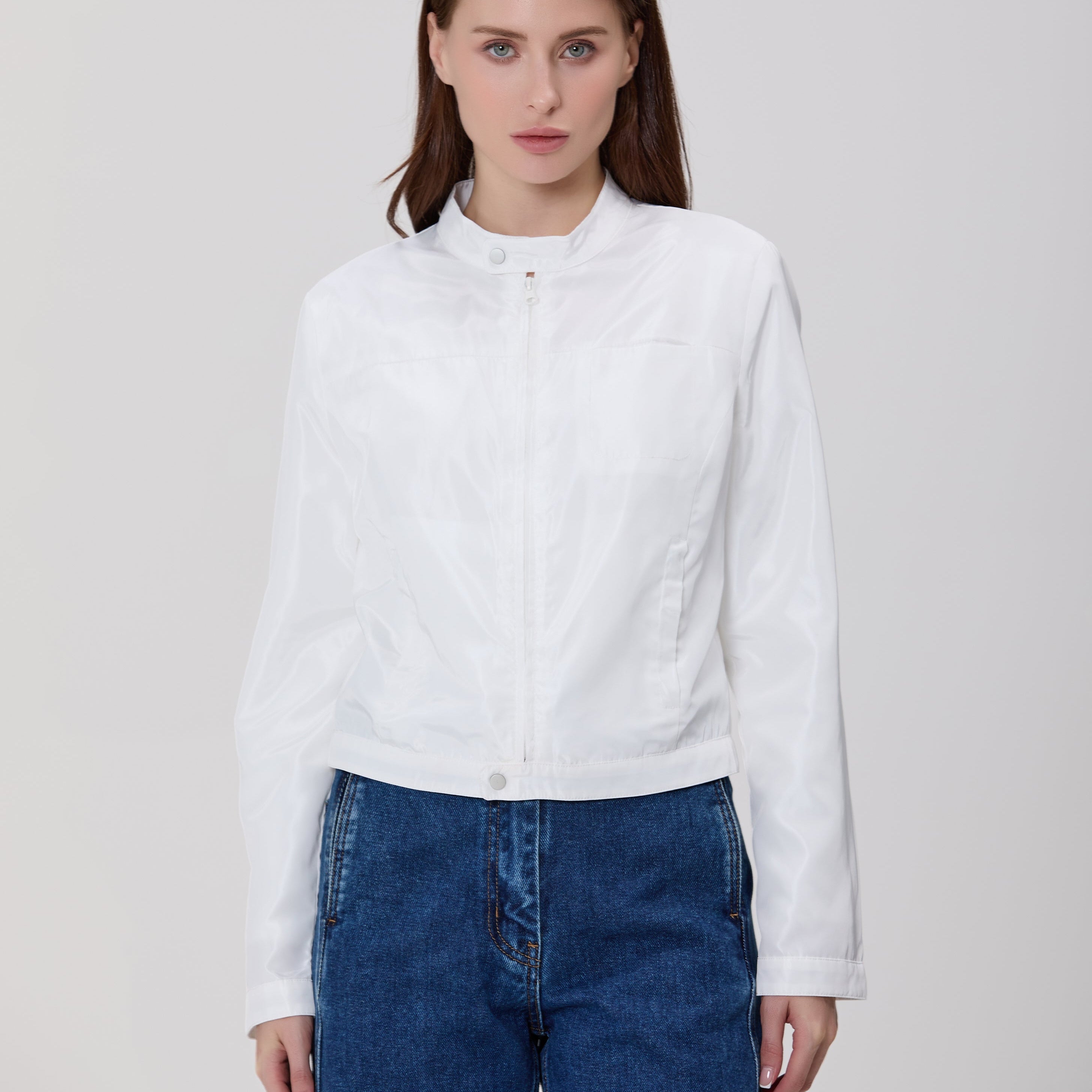 Blouson court zippé à col montant