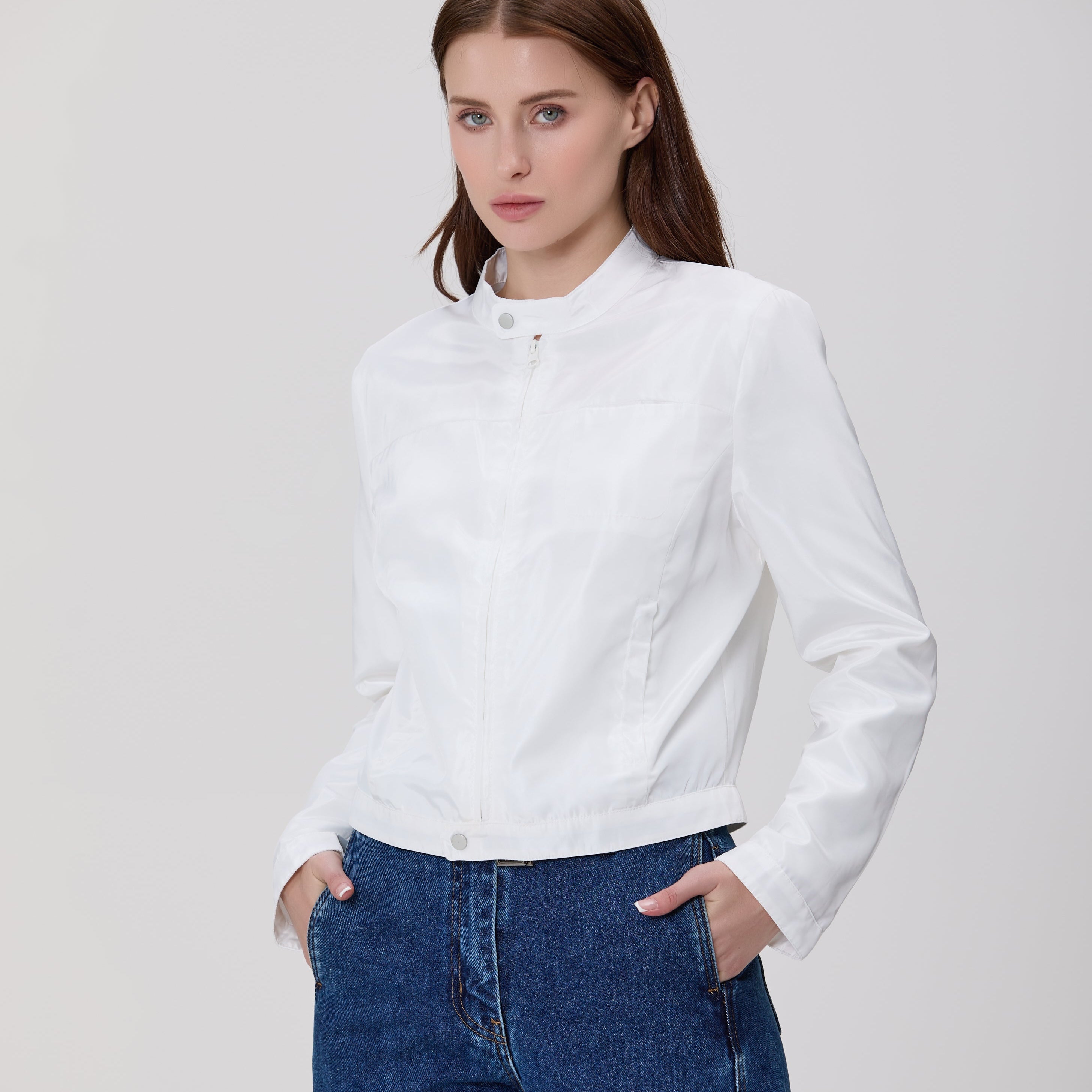Blouson court zippé à col montant