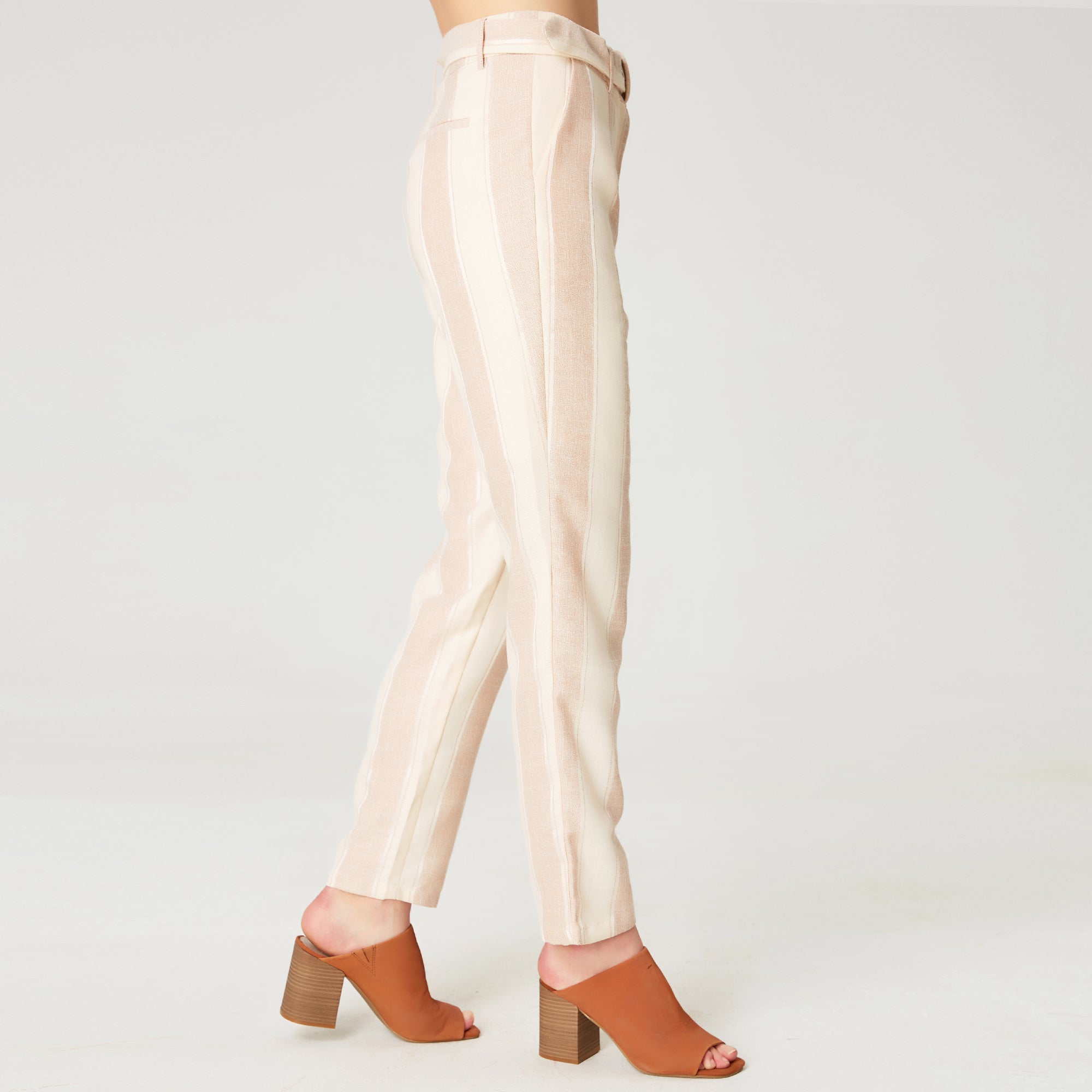 Pantalon fuselé ceinturé à pinces et motif rayures
