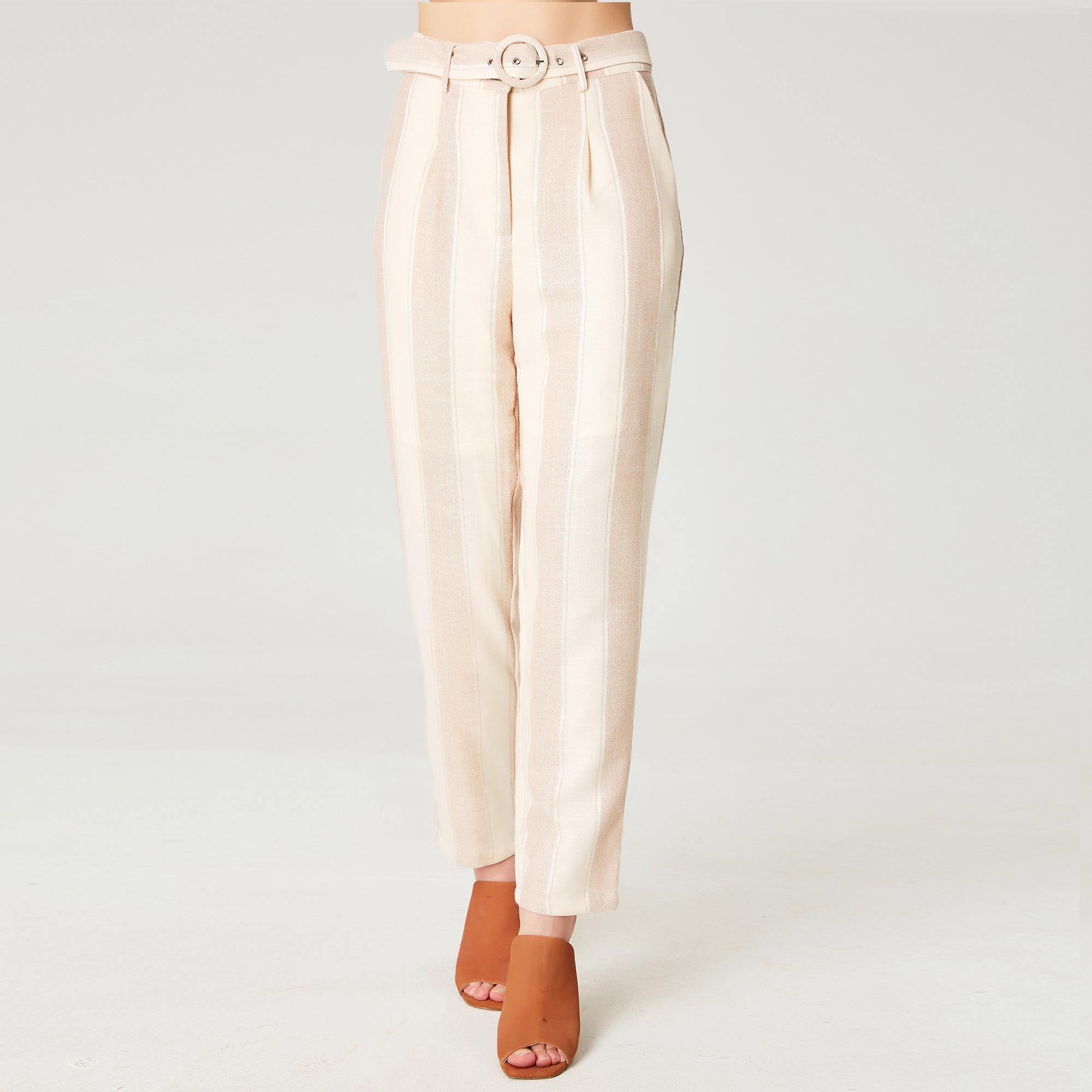 Pantalon fuselé ceinturé à pinces et motif rayures