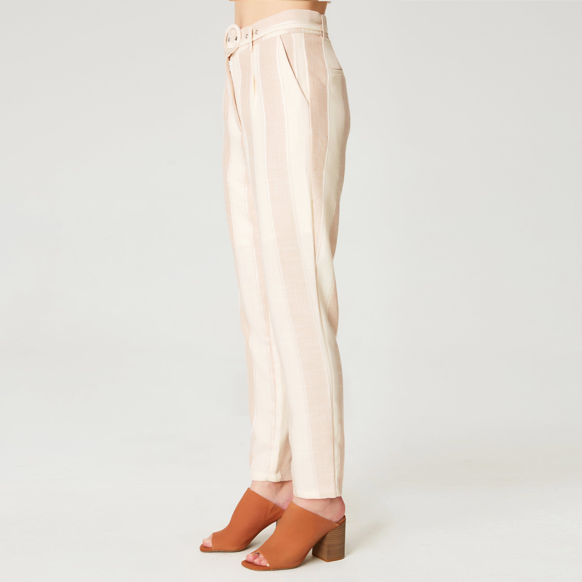 Pantalon fuselé ceinturé à pinces et motif rayures