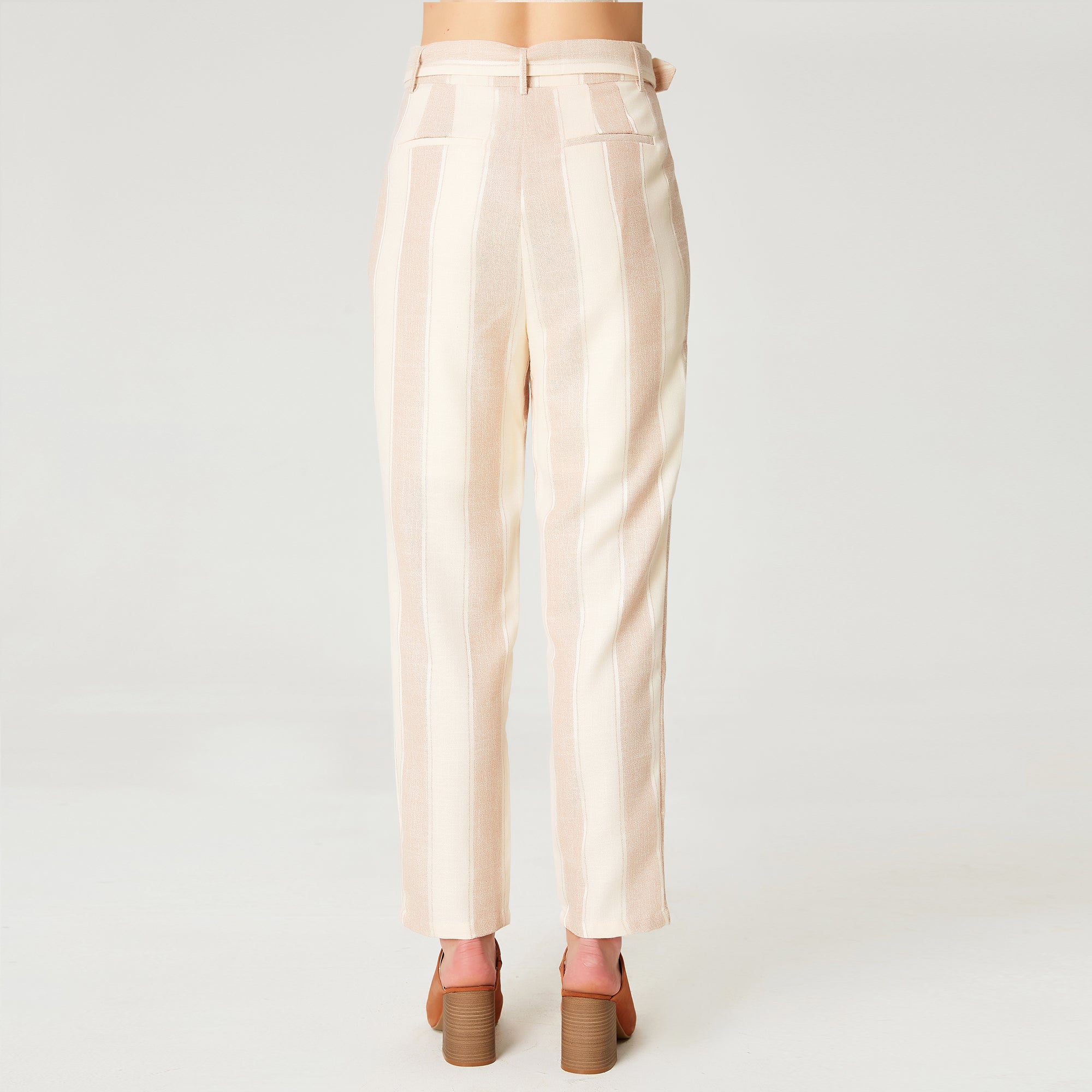 Pantalon fuselé ceinturé à pinces et motif rayures