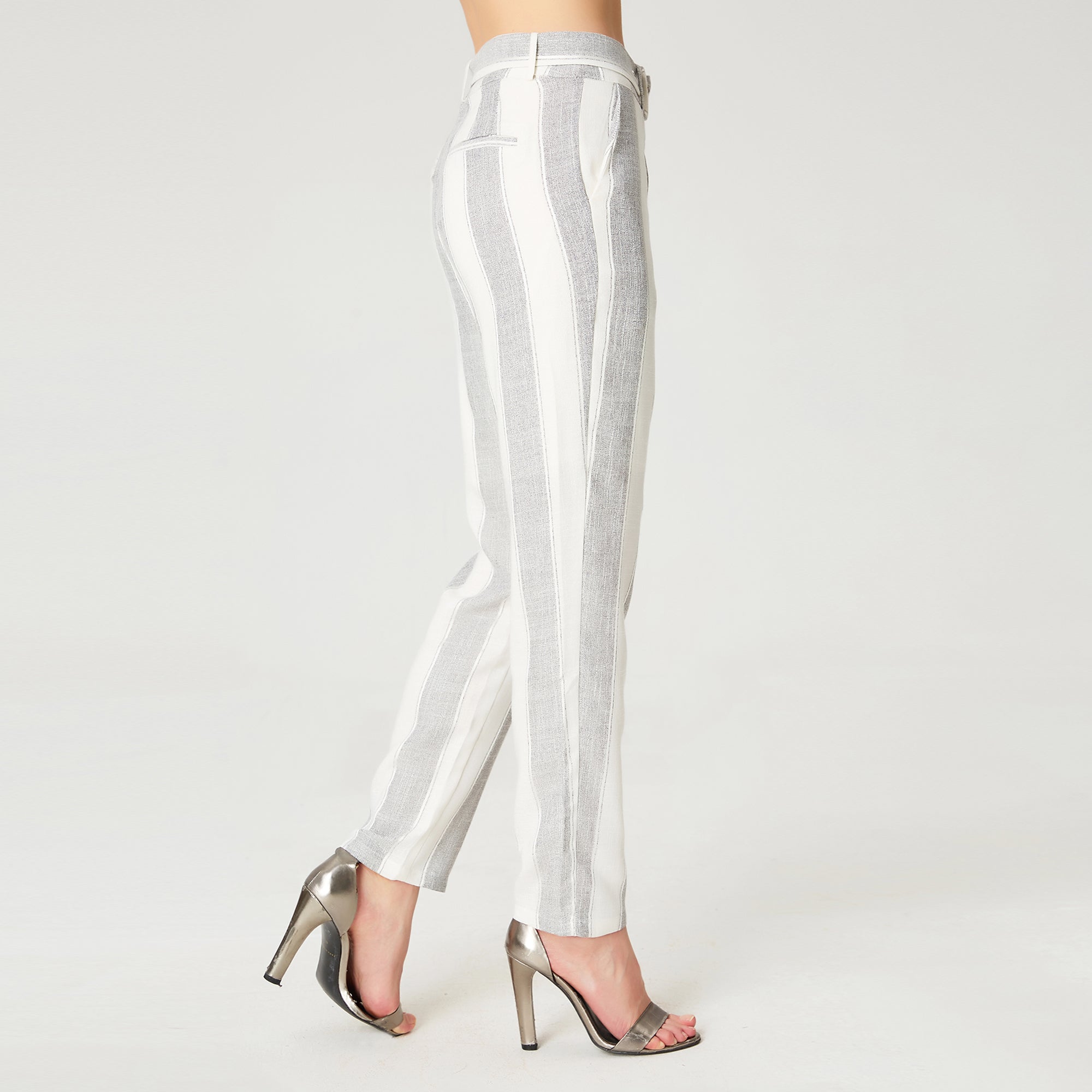 Pantalon fuselé ceinturé à pinces et motif rayures