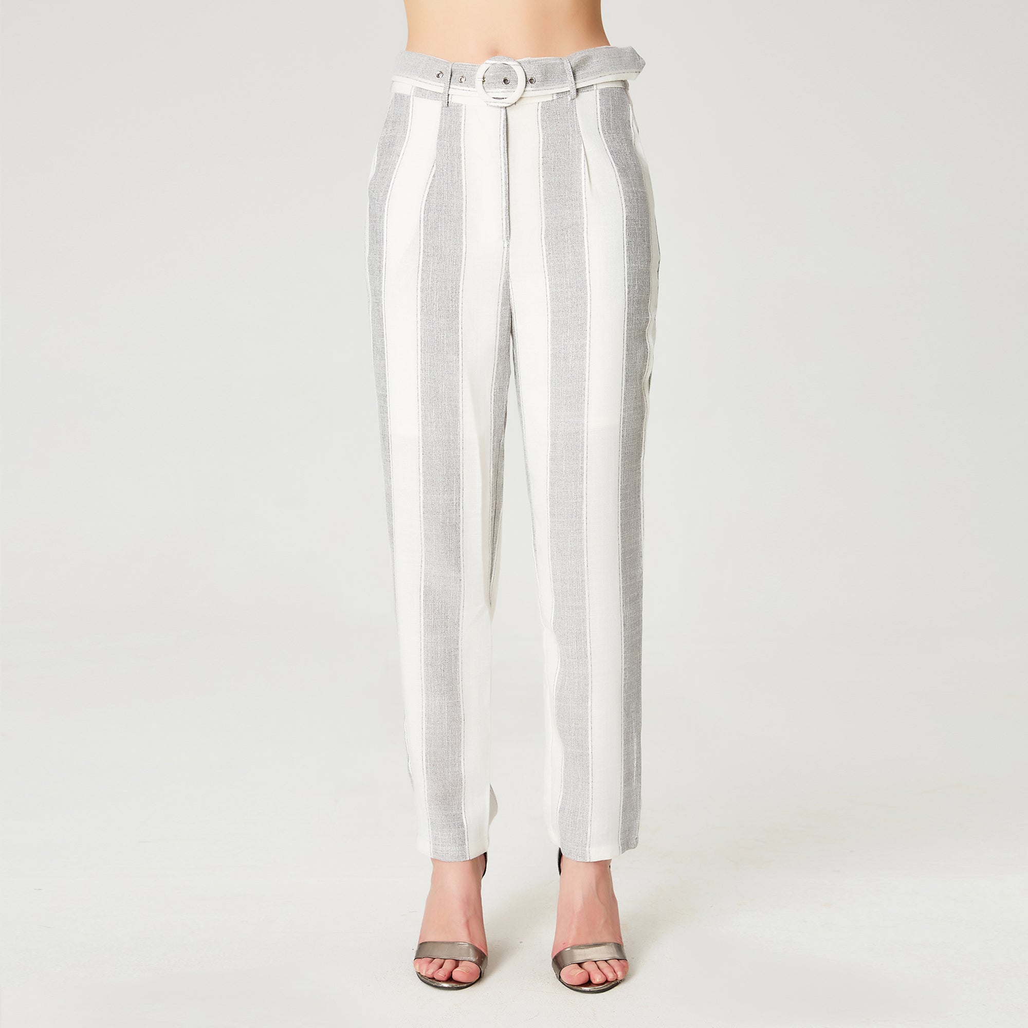 Pantalon fuselé ceinturé à pinces et motif rayures
