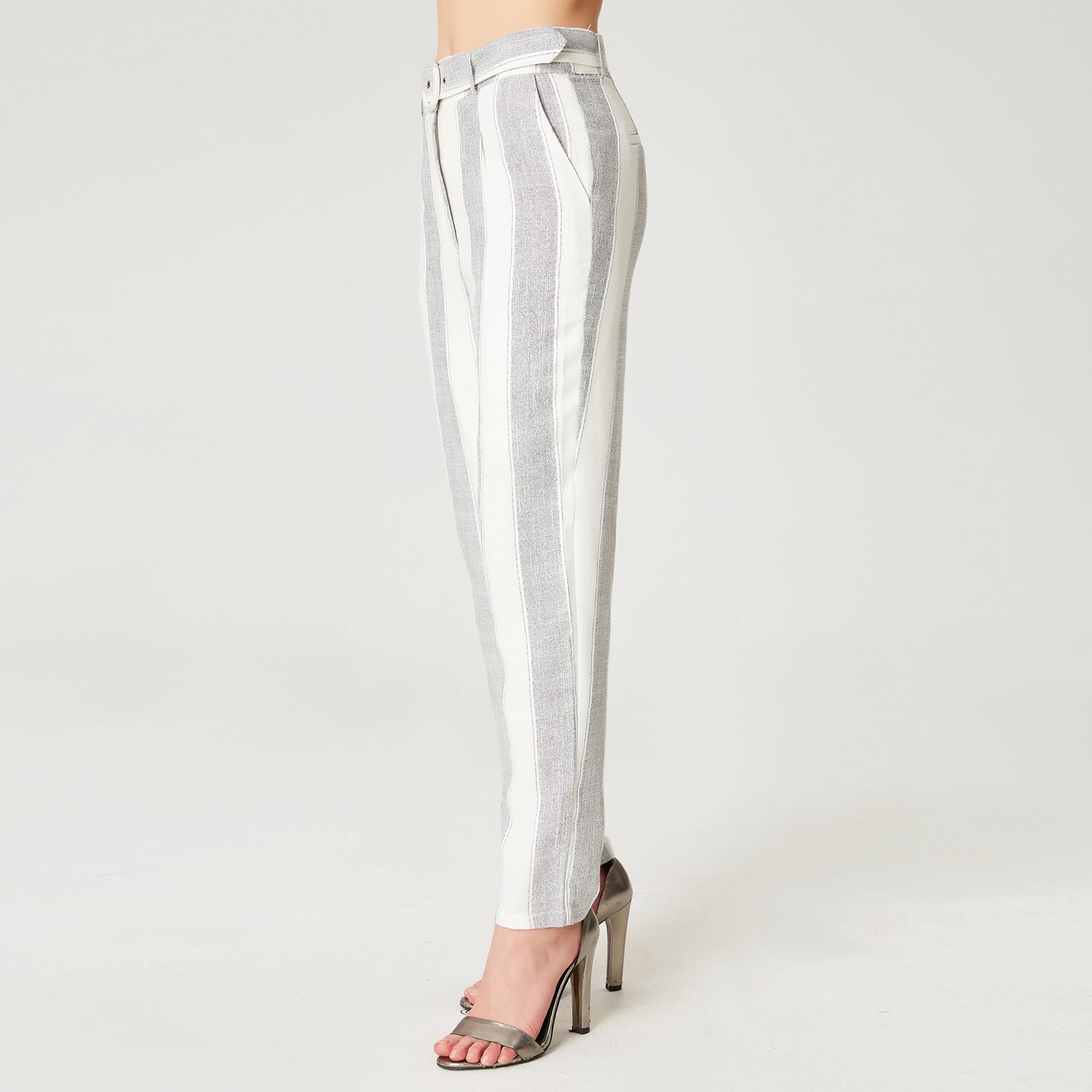 Pantalon fuselé ceinturé à pinces et motif rayures