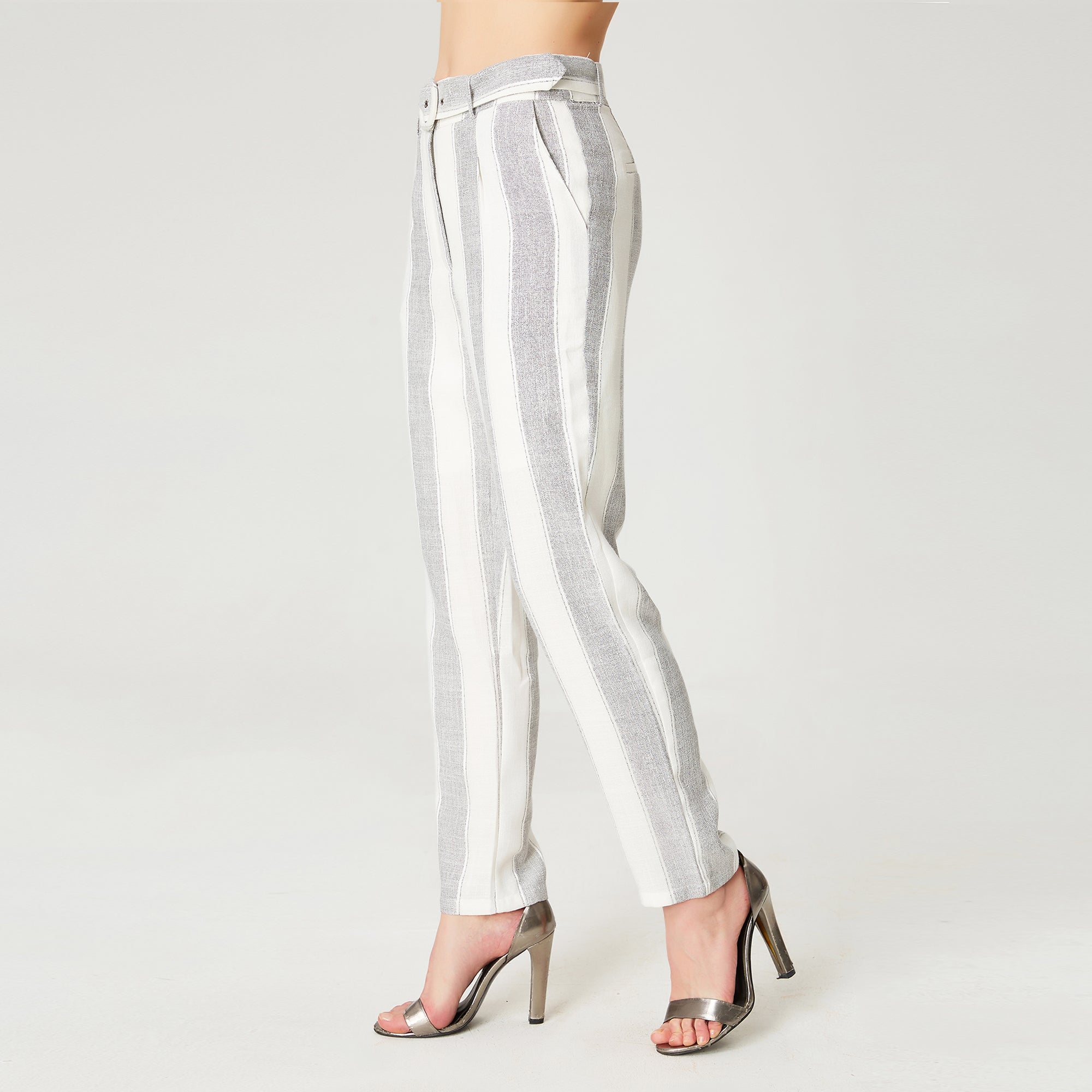 Pantalon fuselé ceinturé à pinces et motif rayures
