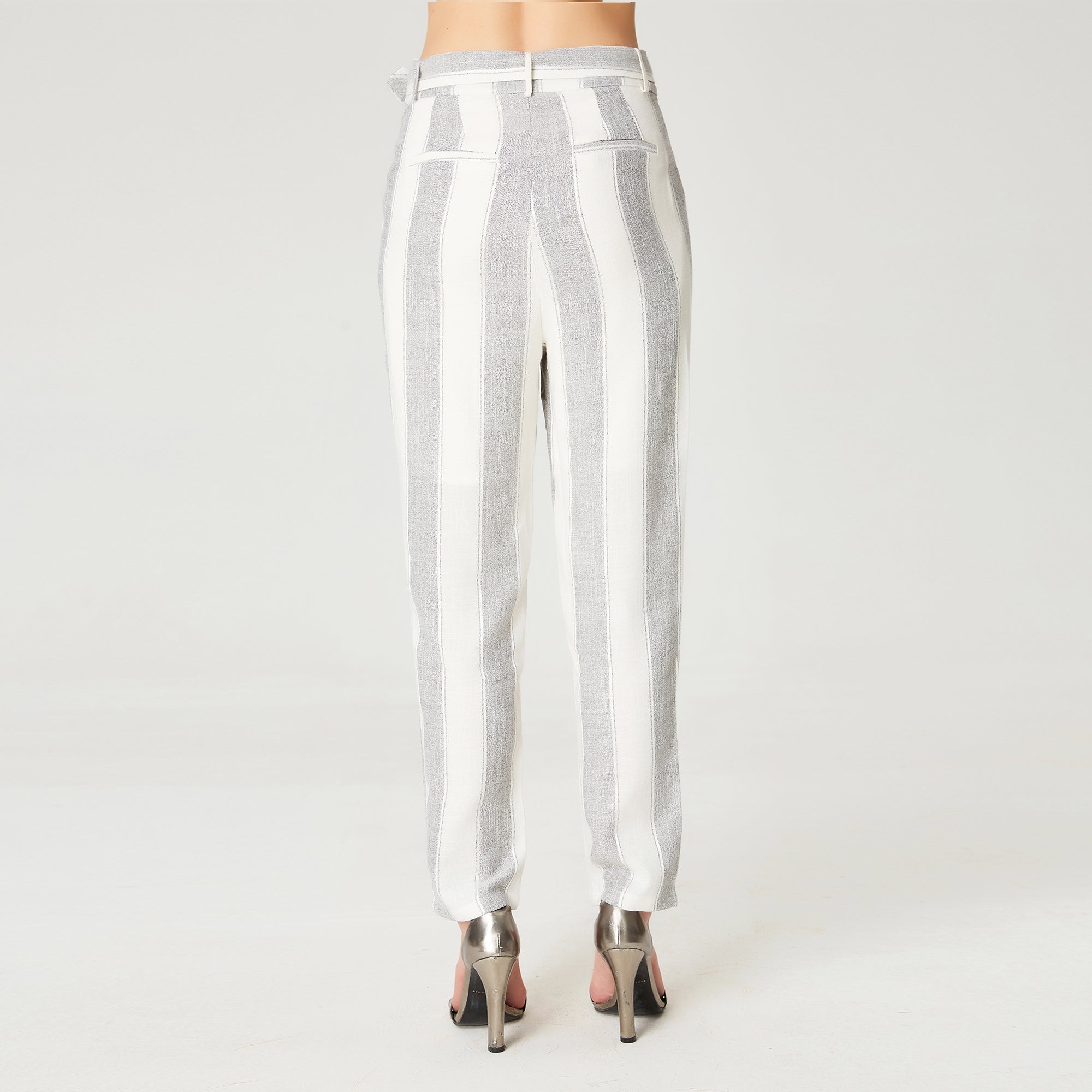 Pantalon fuselé ceinturé à pinces et motif rayures