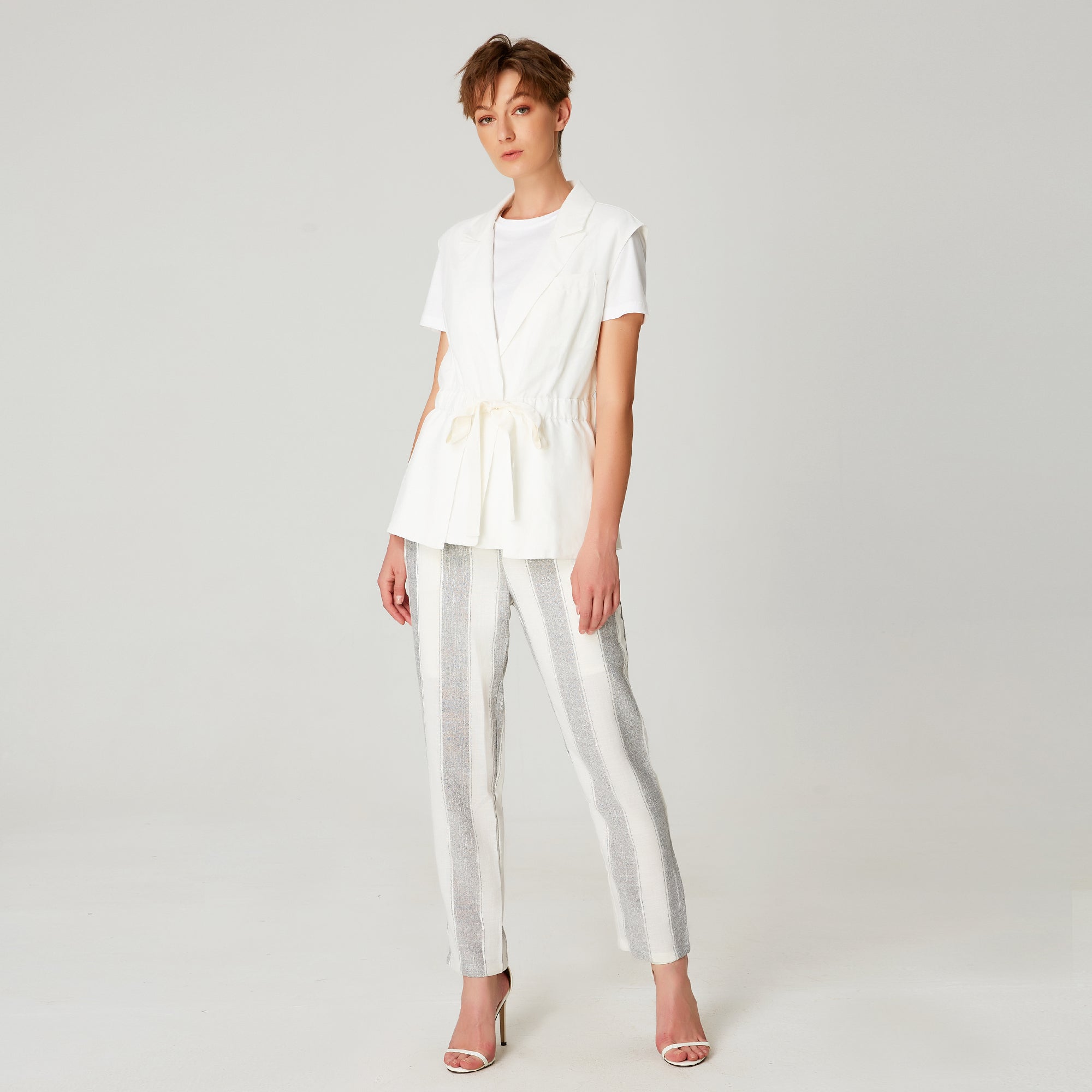 Pantalon fuselé ceinturé à pinces et motif rayures