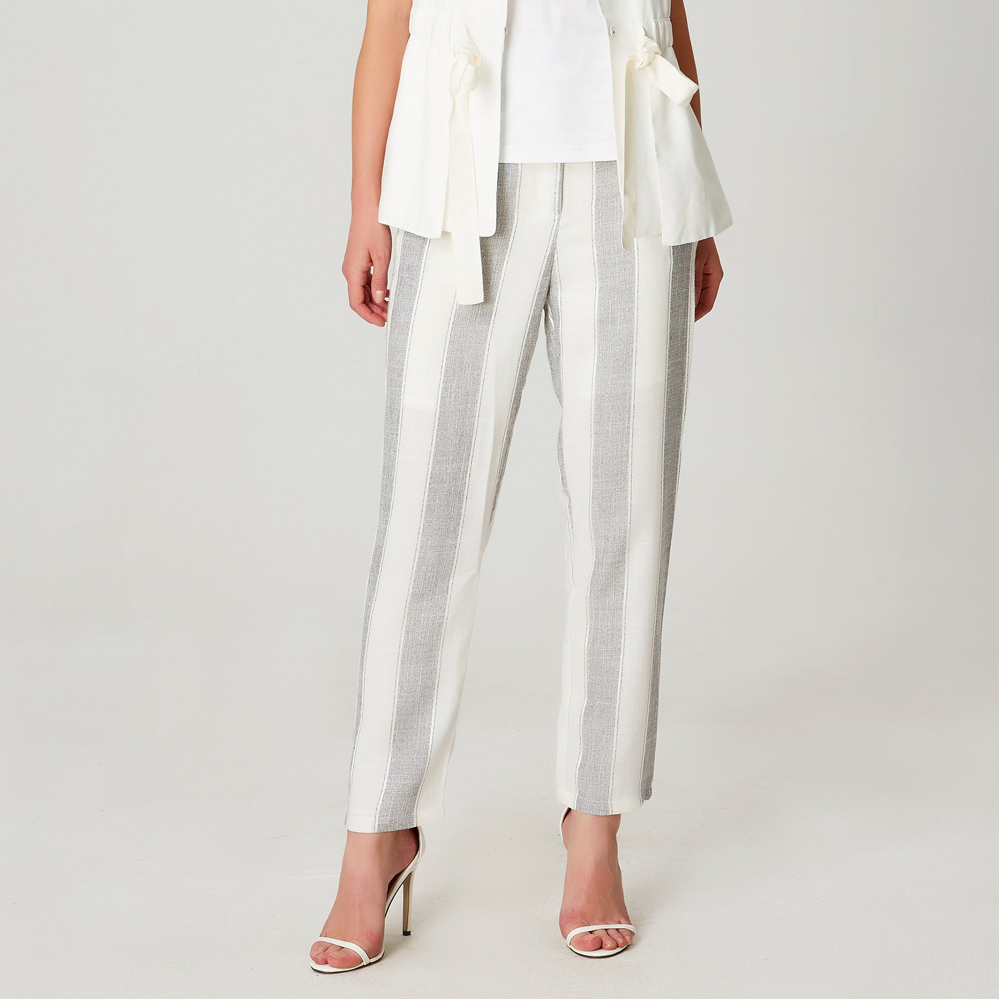 Pantalon fuselé ceinturé à pinces et motif rayures