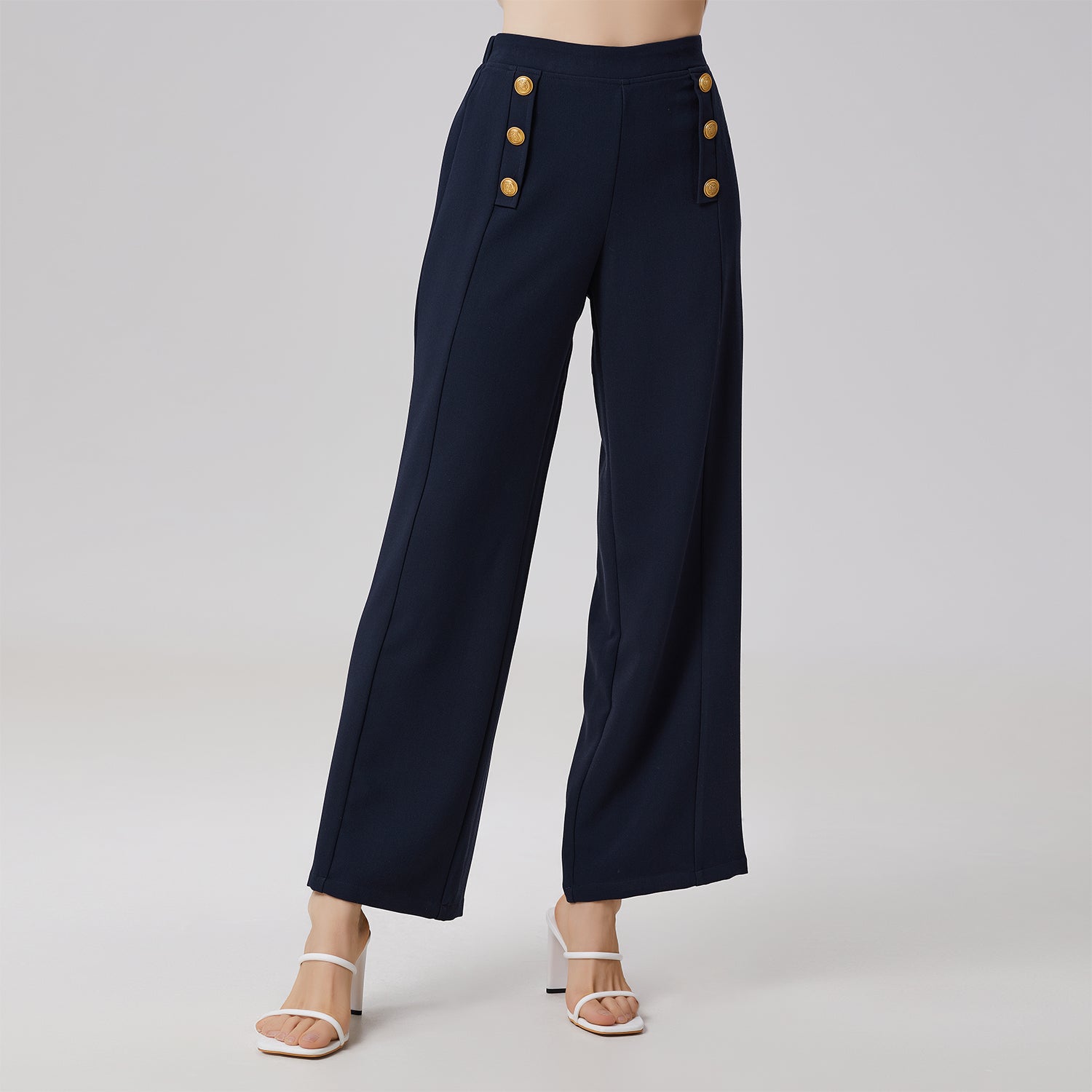 Pantalon marin à boutons dorés