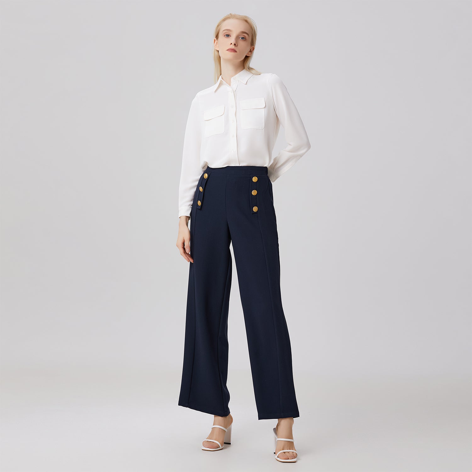 Pantalon marin à boutons dorés