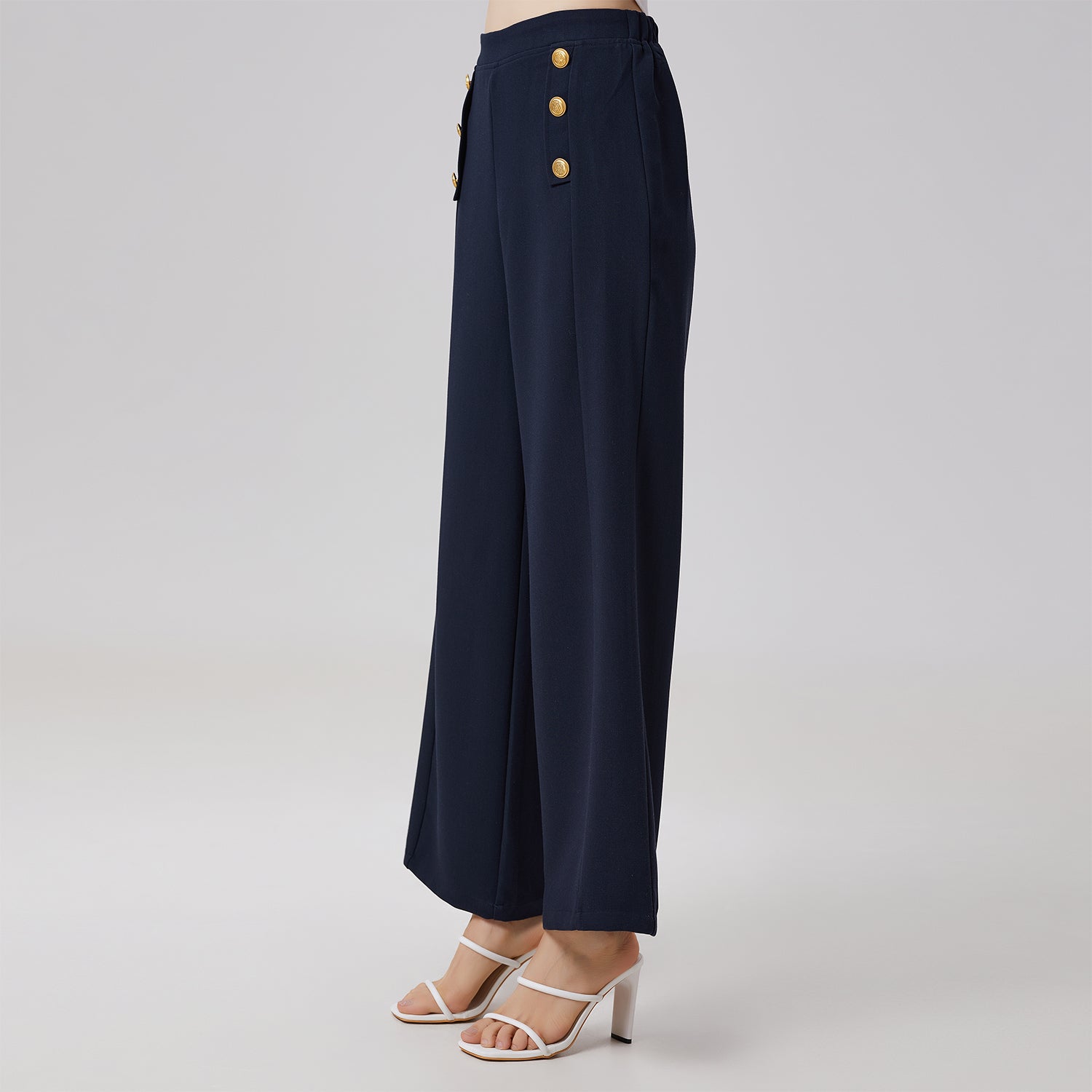 Pantalon marin à boutons dorés