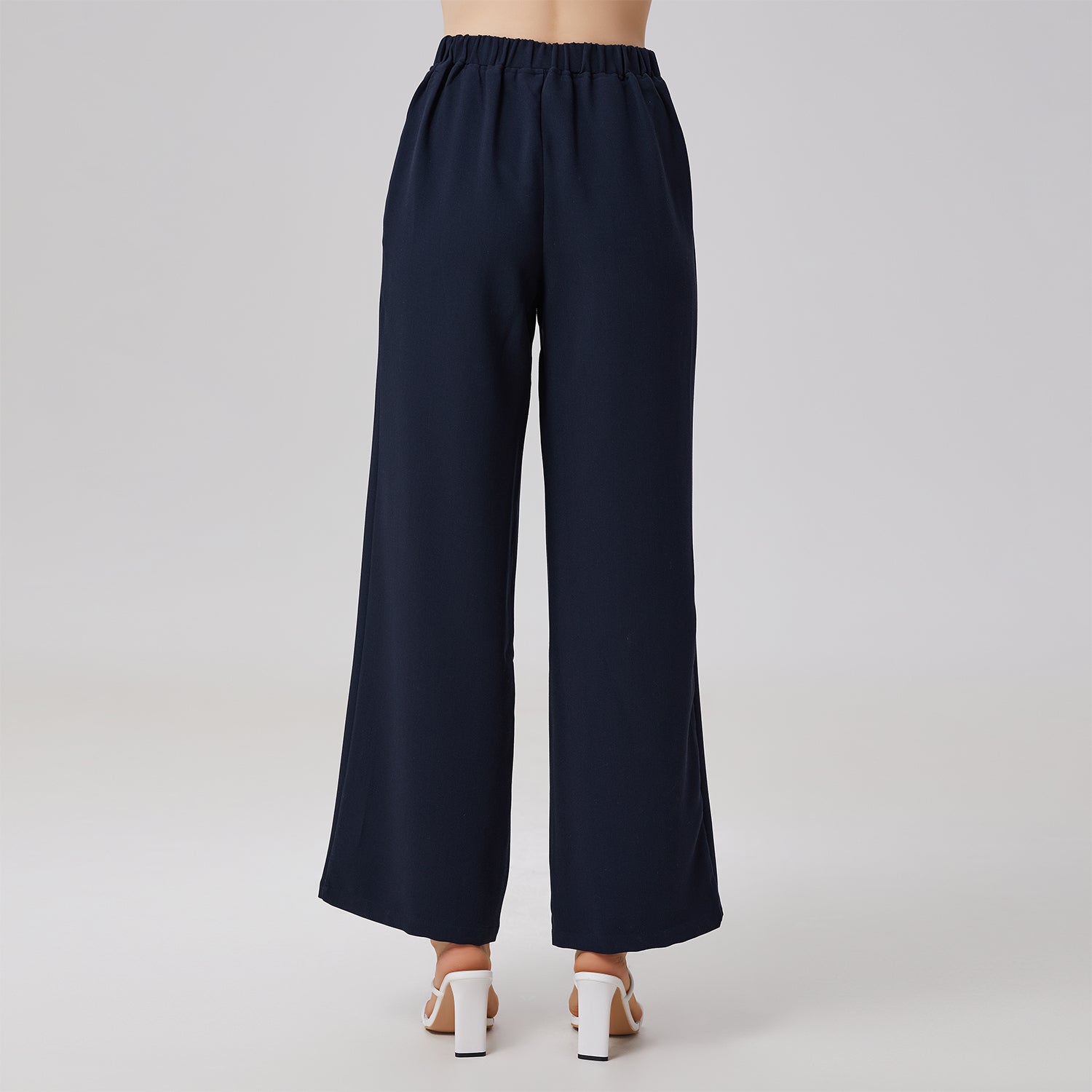 Pantalon marin à boutons dorés