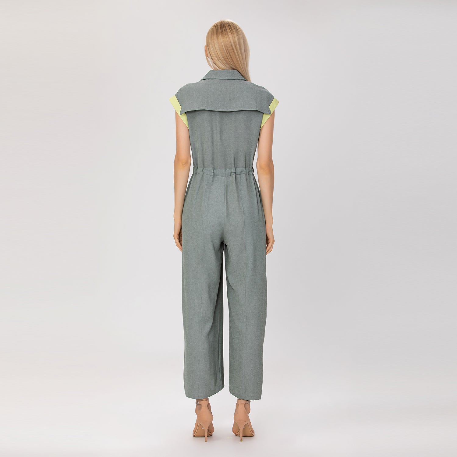 Combinaison sans manches à col chemise et ceinture