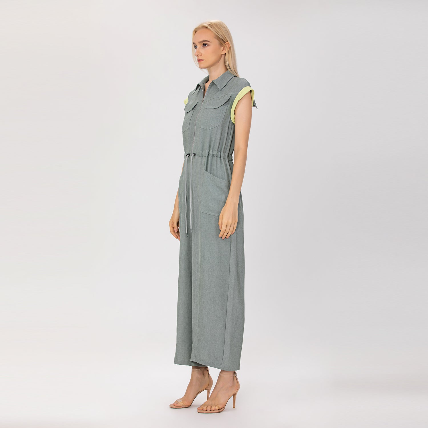 Combinaison sans manches à col chemise et ceinture