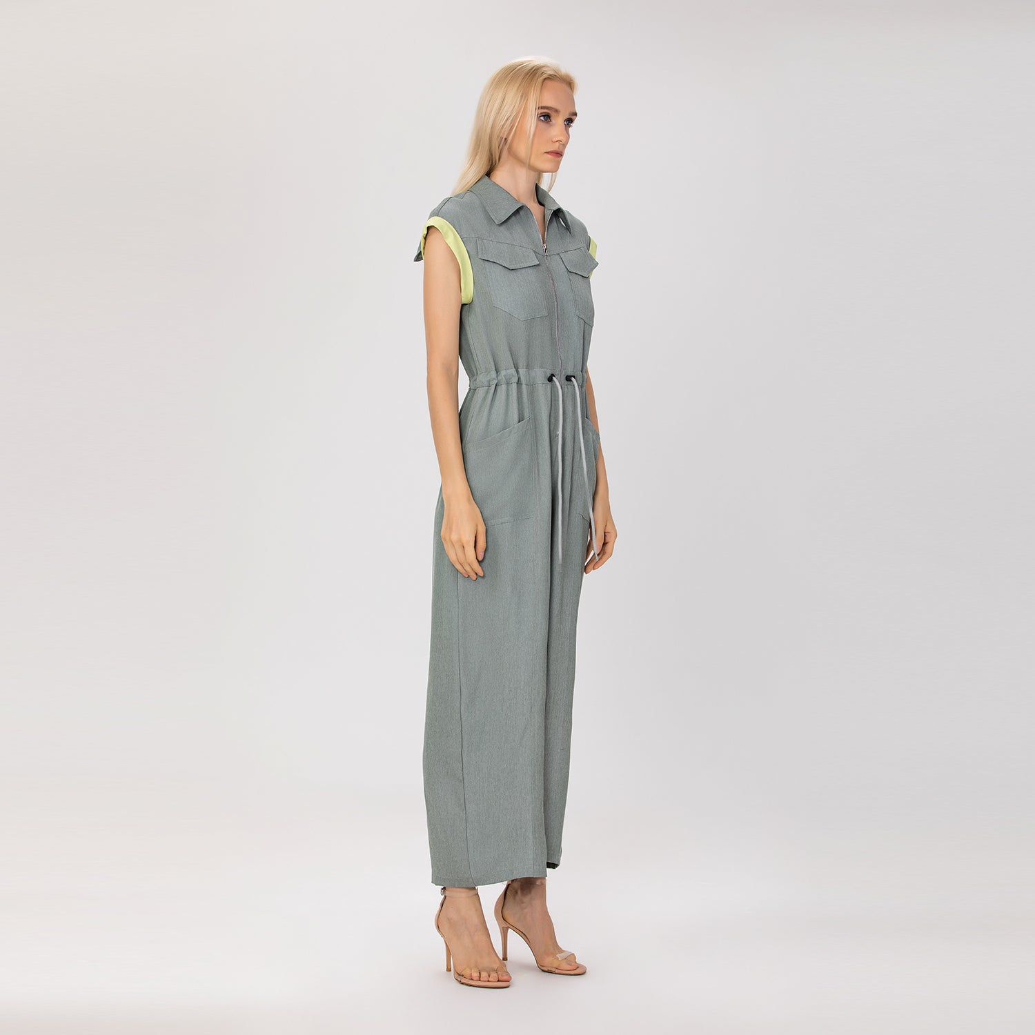 Combinaison sans manches à col chemise et ceinture