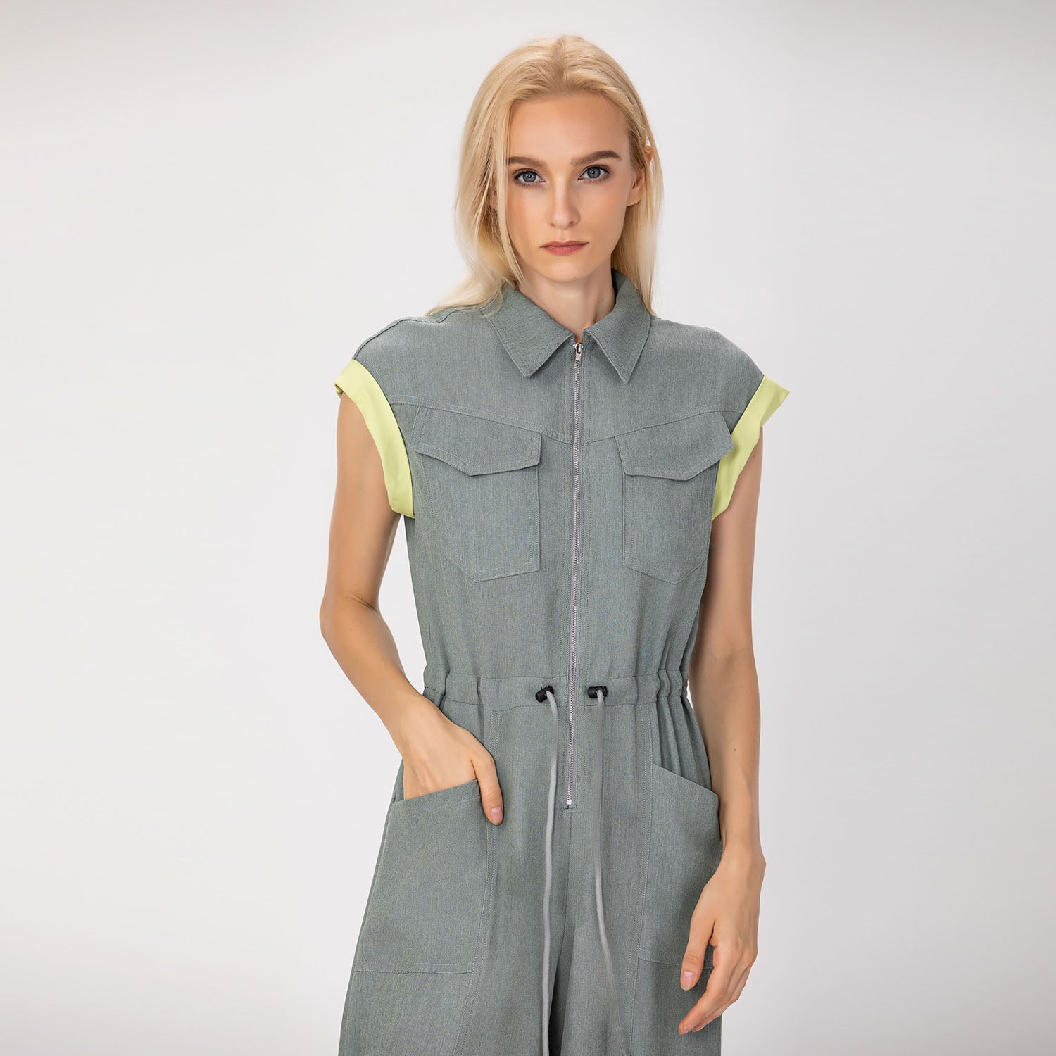 Combinaison sans manches à col chemise et ceinture