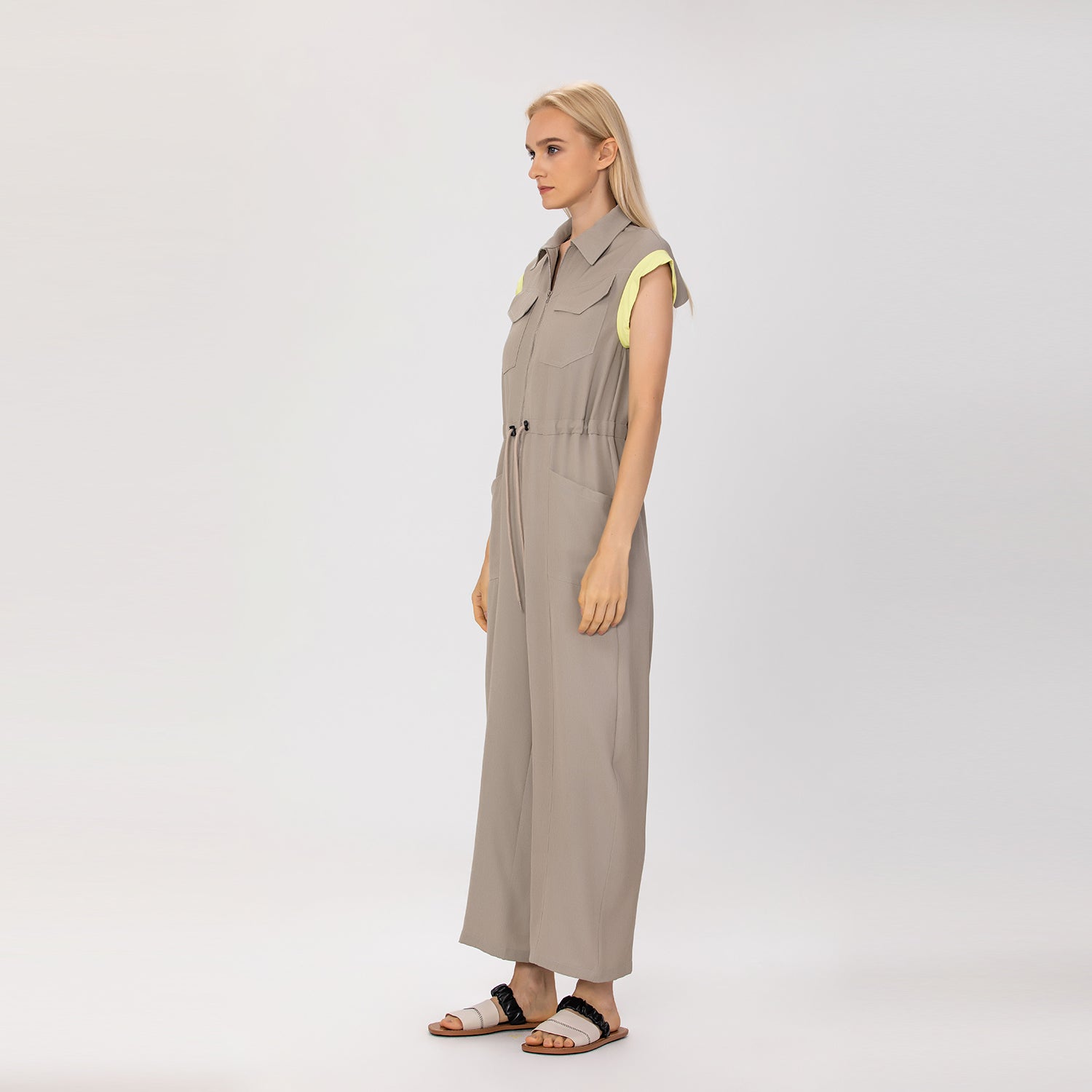 Combinaison sans manches à col chemise et ceinture