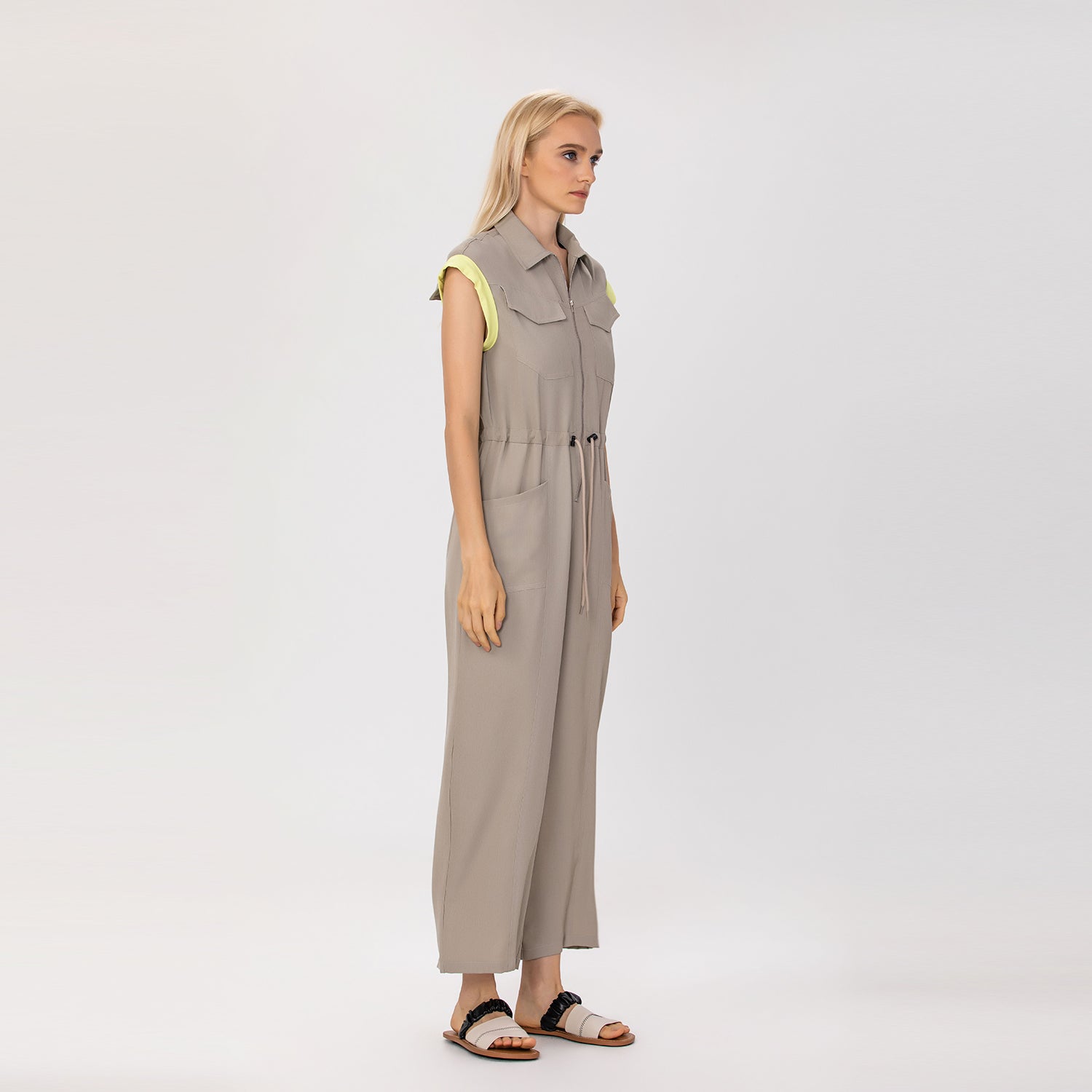 Combinaison sans manches à col chemise et ceinture